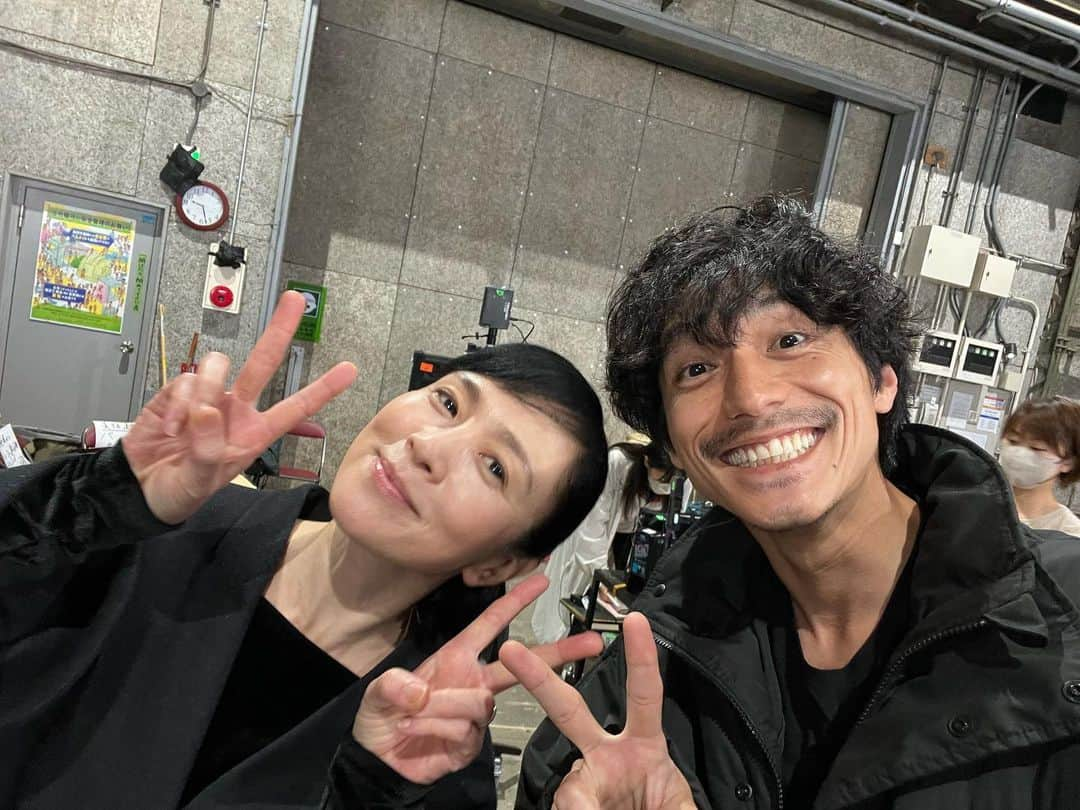 錦戸亮さんのインスタグラム写真 - (錦戸亮Instagram)「ごめんね青春以来です。 マドンナ→元マドンナ→マドンナもどき→マドモアゼル→ドンナマ→ドンマイ先生からの、ご紹介致します。 妻のひとみです。 久々の共演は夫婦役でした。 もうすぐOAも始まります。 相変わらず素敵な坂井さんでした。 ぜひご覧ください！ #家族だから愛したんじゃなくて愛したのが家族だった #かぞかぞ #ごめんね青春」5月1日 18時28分 - ryonishikido_official