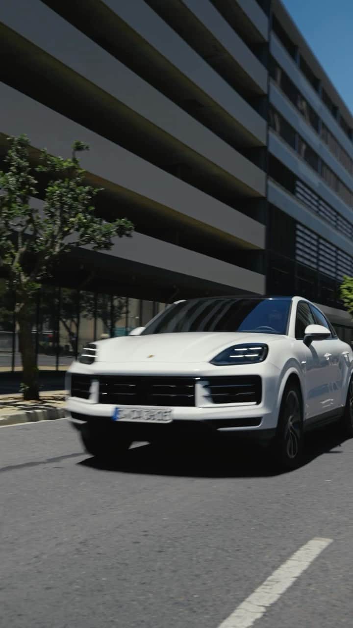 のインスタグラム：「新型カイエンで、魔法がかかったように変わる日常。  #ポルシェ #カイエン #Cayenne #カイエンクーペ #cayennecoupe」