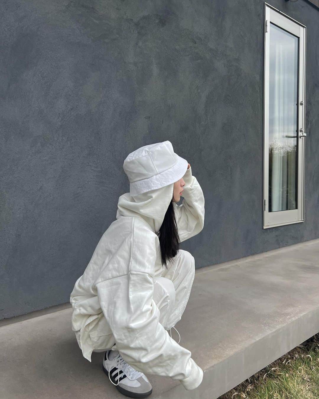 永井理子さんのインスタグラム写真 - (永井理子Instagram)「蜂蜜とりに行ってきてないよ。 のお洋服です🤣🐝🐝🐝🍯  全身ホワイトにしたら何回見てもそれにしか見えない🫣 バケハドッキングされてるフーディ 珍しくてかわい🤍 @goodhunting_official」5月1日 18時37分 - riko_1221