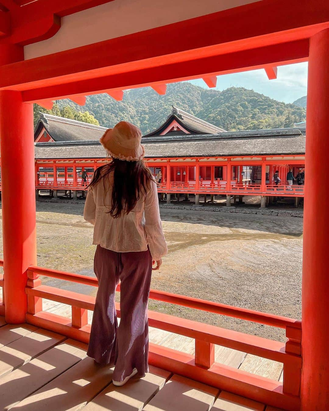 羽石杏奈さんのインスタグラム写真 - (羽石杏奈Instagram)「Itsukushima 🇯🇵⛩💠 #japantrip   “島そのものが神”として信仰されていた、広島県の宮島。 世界遺産の厳島神社をはじめとして 美しい海や緑も、名物の牡蠣やもみじ饅頭も、 1day tripで大満足に楽しめる、 日本旅行で人生一度は訪れたい旅先🍁 不思議なパワー溢れる島だったなあ〜  日本で好きな場所がどんどん増えていく🫧 GWはみんななにするの？🫶  #hiroshima #itsukushima #宮島」5月1日 18時31分 - hawaiianna913