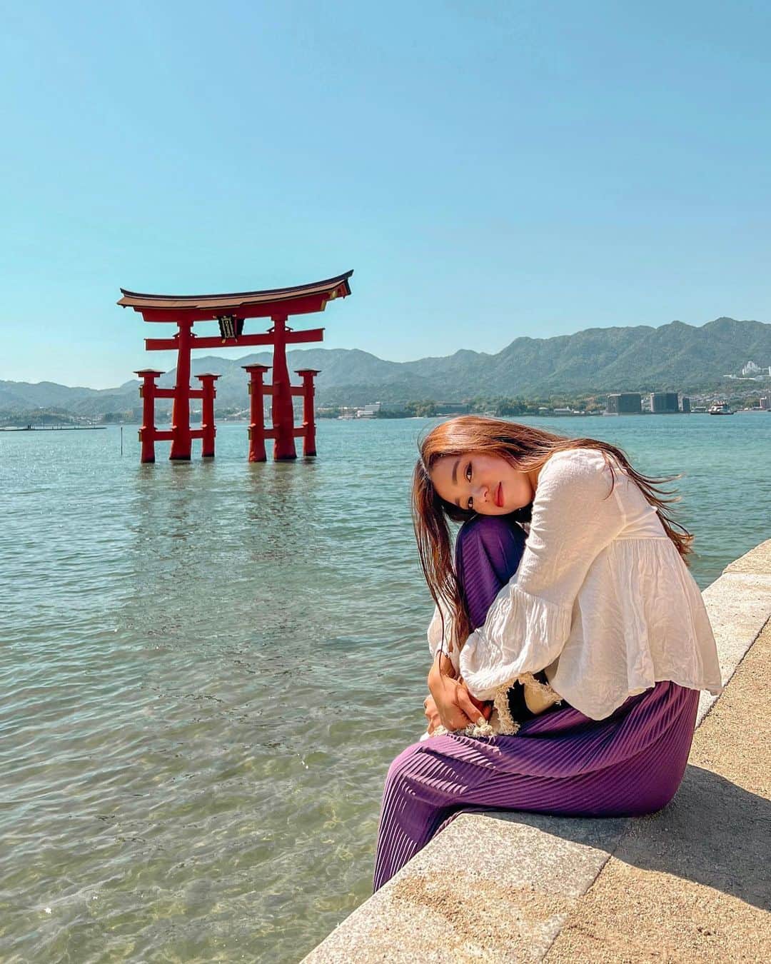 のインスタグラム：「Itsukushima 🇯🇵⛩💠 #japantrip   “島そのものが神”として信仰されていた、広島県の宮島。 世界遺産の厳島神社をはじめとして 美しい海や緑も、名物の牡蠣やもみじ饅頭も、 1day tripで大満足に楽しめる、 日本旅行で人生一度は訪れたい旅先🍁 不思議なパワー溢れる島だったなあ〜  日本で好きな場所がどんどん増えていく🫧 GWはみんななにするの？🫶  #hiroshima #itsukushima #宮島」