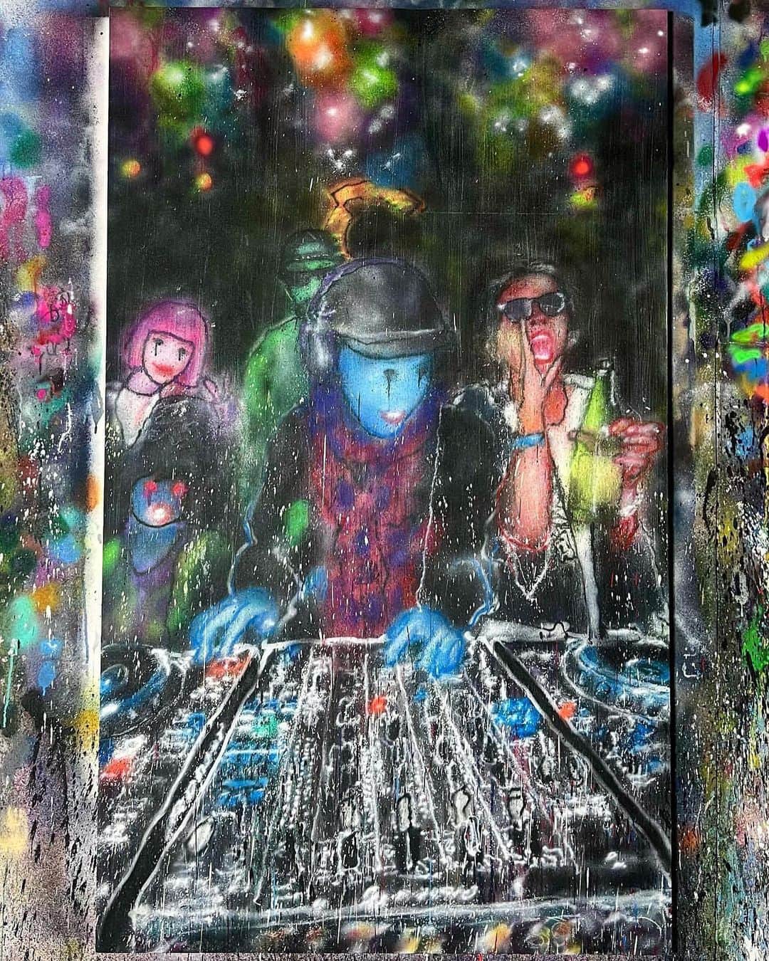 のインスタグラム：「🎧🎙️🍾 Photo : @madsaki」