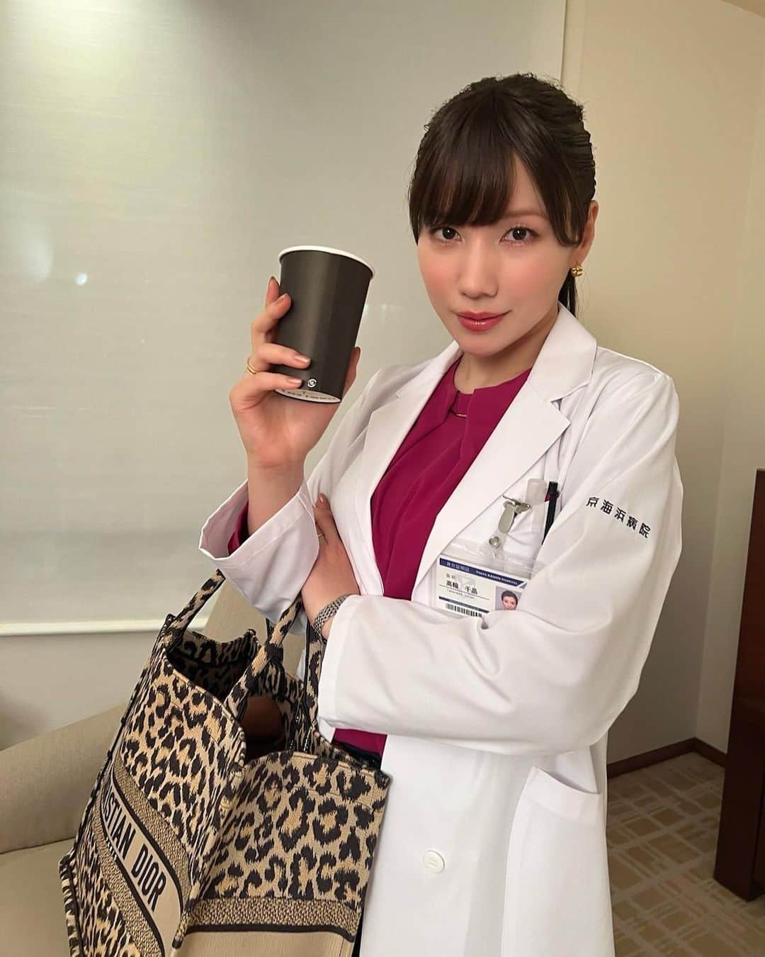 仲里依紗さんのインスタグラム写真 - (仲里依紗Instagram)「オレンジへやーのブリーチ眉がいるとデコトラに早替わり感はんぱない🚑🪄🧏🏼‍♀️🍊 hair&make 💄 @nasup  styling 👗　@naomi_banba   なすちゃんはオレンジへやー女を女医にたった1時間で変身させちゃう天才マジシャン👱🏻‍♀️  #tokyomer#オフショこれしかなかった」5月1日 18時34分 - riisa1018naka