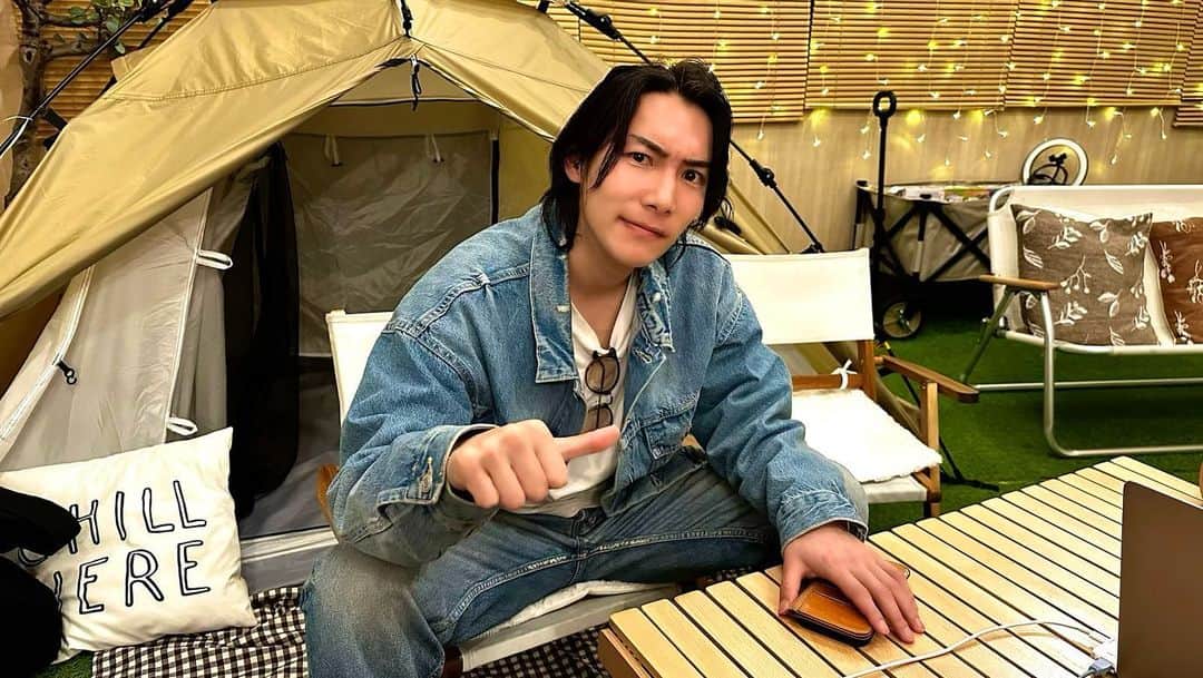 ジョーブログのインスタグラム：「ついにチャンネル登録200万人突破しました！！ おっしゃあ！！！目標達成や。ジョーブログ完全復活や。 ジョーブログを愛して、応援してくれてる全ての人たちへ感謝です。 本当にありがとう。 この時をどれだけ待ちわびたことか。日々、本気で追いかけ続けた目標を達成するのが、こんなにも嬉しいことなんだと改めて実感しました。 やっぱり夢や目標を追うことが俺は幸せだ。 これからも自分を試して挑み続けて自分の心の中にある石を磨き続けます。 それをYouTubeを通して輝かせます。  またこっからがスタートや。 俺はまだまだもっとデカくなる。 ジョーというオンリーワンの生き方を表現していきます。  P.S. 6月4日にチャンネル登録200万人突破記念イベントをやります。予定空けといてな🤣👍 皆んなで乾杯しようぜ！ 後日、詳細告知します！」