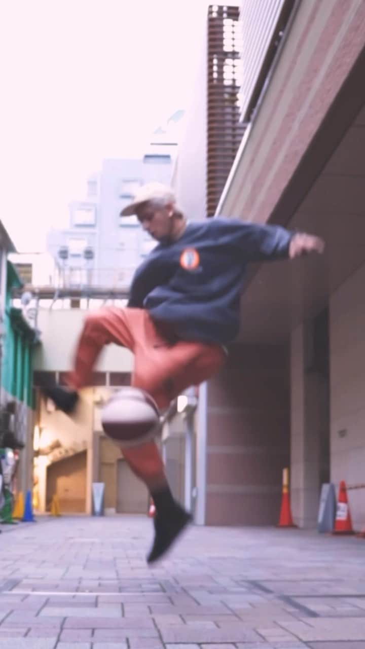 ZiNEZKAMIKAZEのインスタグラム：「had to film something after practice with my @flatlux Jason Williams "ill behavior"sweatshirt 🤤 🧢: @perksandmini_japan  📹: @kaz2455」