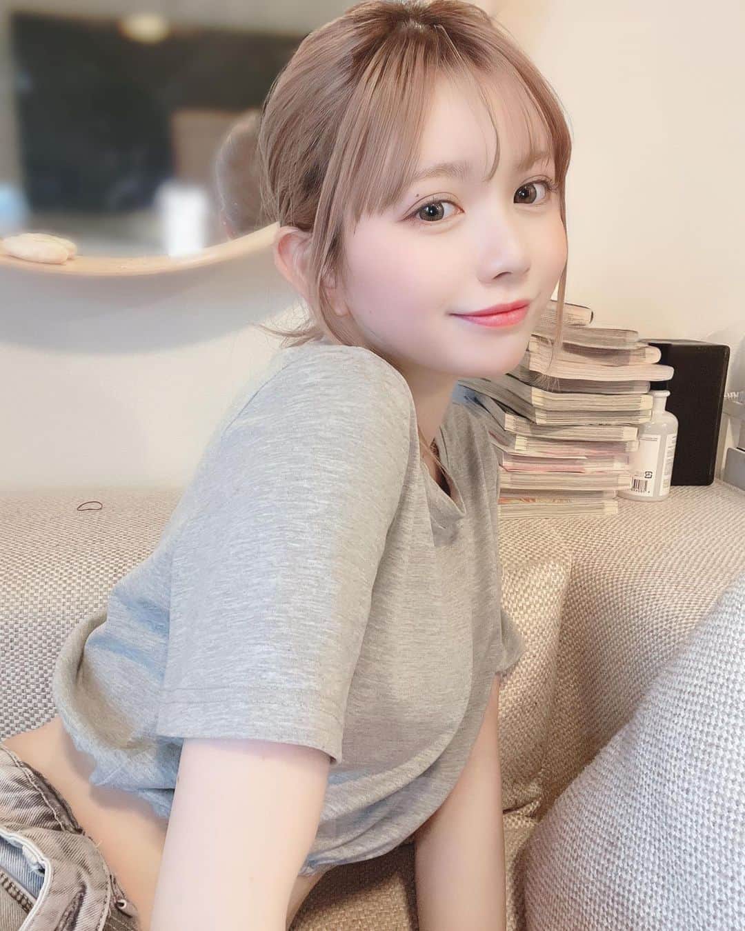 若林萌々のインスタグラム：「お家だと髪まとめちゃう🍑 漫画読みっぱなしで放置してる もうゴールデンウィークなの〜、？」