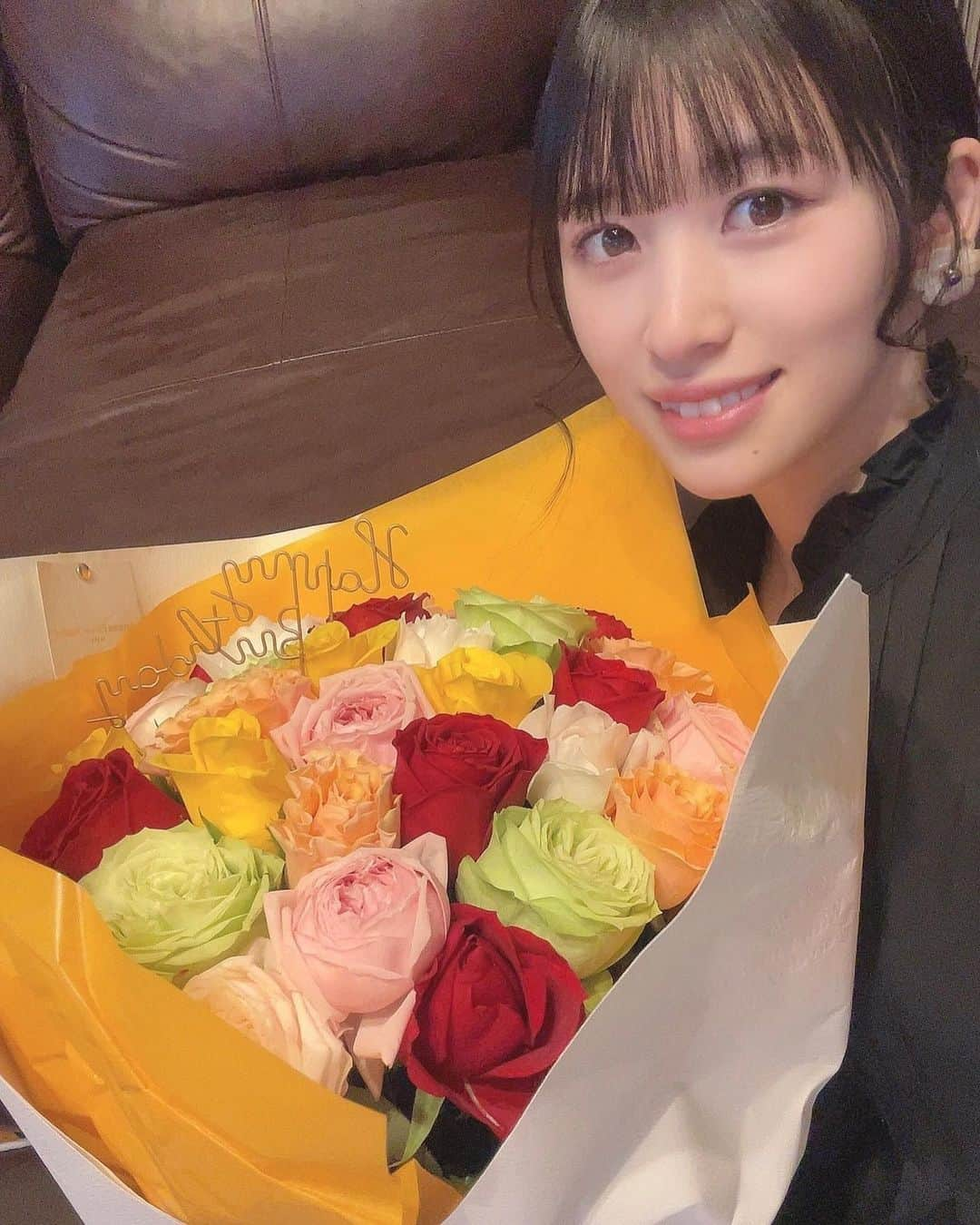 仙石みなみさんのインスタグラム写真 - (仙石みなみInstagram)「.  誕生日迎えられました☺︎ 今年も沢山笑って母としても成長してまいります！  #happybirthday #thankyou #薔薇」5月1日 18時40分 - sengoku_minami