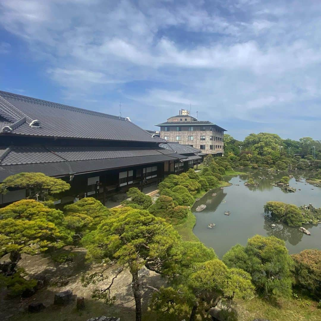 エビアン・クーさんのインスタグラム写真 - (エビアン・クーInstagram)「DAY 1 📍Fukuoka  One hour drive from the city, headed towards Yanagawa, southern area of Fukuoka - We did  ❶ Yanagawa river cruise, with Sugi San. He had the best energy, and personality. ❸ visited the Tachibana tel Ohana, which we encountered a beautiful garden, & 800 years old tree. ❽ Seiromushi unagi - steamed Unagi at Motoyoshiya. It was so mouth watering, I finished my Unagi bowl. Ended our night at ❾ Fukuoka towel, watching 360 view of Fukuoka city. More coming with @hawaiianairlines @dokogatv   本当に久しぶりの福岡❗️ 福岡の人はみんな優しくて良い1日を過ごしてます。今回は撮影で来てて色んなところ行ってきたよ。1日目は……  市内から車で1時間、柳川に　杉さんと一緒に❶柳川ボート。歌も歌ってくれて優しいおじちゃんだった。❸美しい庭園と樹齢800年の木に出会えた立花テルオハナにも。❽ 本吉屋。せいろむしの鰻凄く美味しくて、ぜーんぶ食べちゃって完食。最後は❾福岡タワーで夜景  まだまだいっぱいアップするよー ストーリーも見てね‼️」5月1日 18時40分 - avian_official