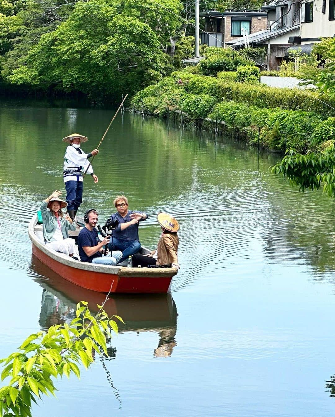 エビアン・クーのインスタグラム：「DAY 1 📍Fukuoka  One hour drive from the city, headed towards Yanagawa, southern area of Fukuoka - We did  ❶ Yanagawa river cruise, with Sugi San. He had the best energy, and personality. ❸ visited the Tachibana tel Ohana, which we encountered a beautiful garden, & 800 years old tree. ❽ Seiromushi unagi - steamed Unagi at Motoyoshiya. It was so mouth watering, I finished my Unagi bowl. Ended our night at ❾ Fukuoka towel, watching 360 view of Fukuoka city. More coming with @hawaiianairlines @dokogatv   本当に久しぶりの福岡❗️ 福岡の人はみんな優しくて良い1日を過ごしてます。今回は撮影で来てて色んなところ行ってきたよ。1日目は……  市内から車で1時間、柳川に　杉さんと一緒に❶柳川ボート。歌も歌ってくれて優しいおじちゃんだった。❸美しい庭園と樹齢800年の木に出会えた立花テルオハナにも。❽ 本吉屋。せいろむしの鰻凄く美味しくて、ぜーんぶ食べちゃって完食。最後は❾福岡タワーで夜景  まだまだいっぱいアップするよー ストーリーも見てね‼️」