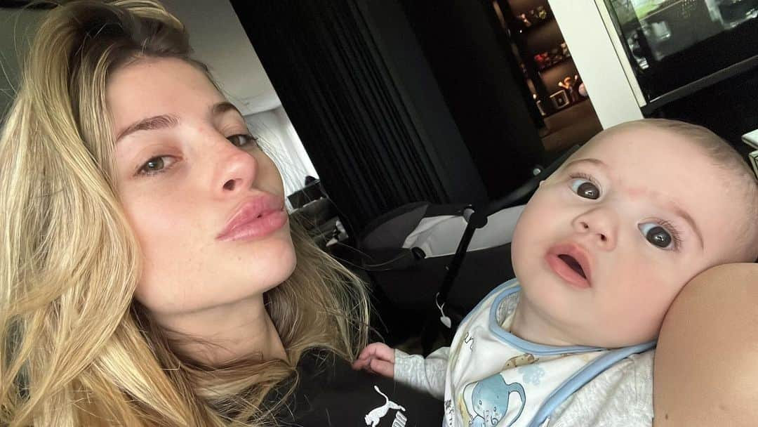 キアラ・フェラー二のインスタグラム：「Ma chissenefrega, tutto il resto cosa conta se ci sei tu💖😂🌈🧸」