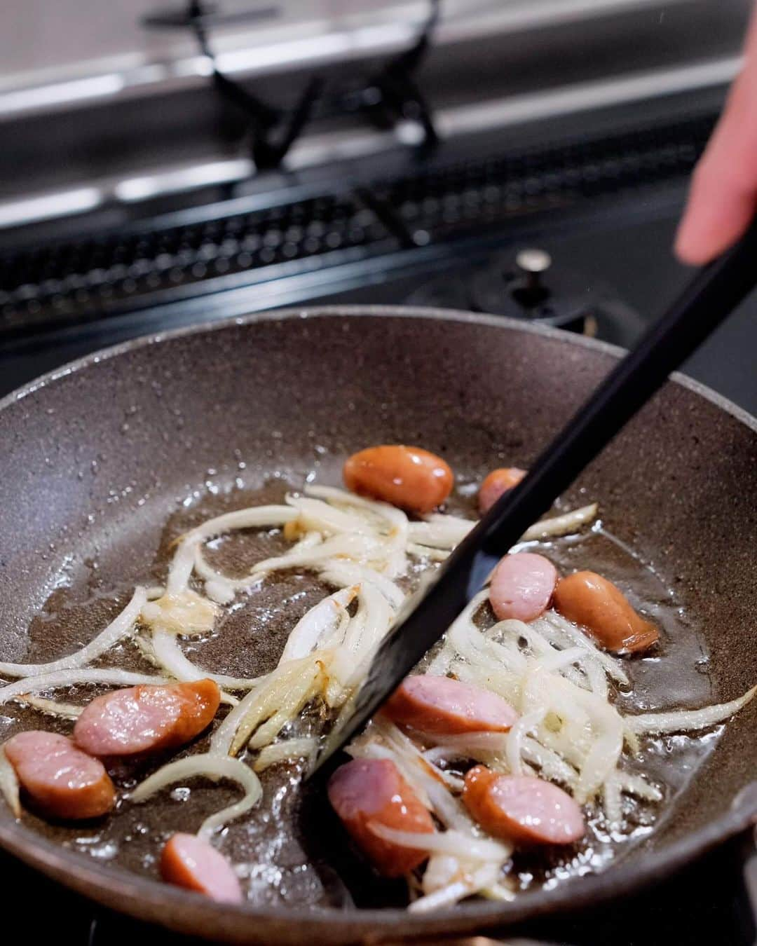 Ryogoさんのインスタグラム写真 - (RyogoInstagram)「🍝 トマト缶なしで簡単に作れるトマトパスタを。 ⁡ 具材はソーセージとキャベツをメインで玉ねぎも少し🤏 炒めた具材にトマトペーストを和えて、パスタと茹でたキャベツを合わせたら完成。 ⁡ トマト缶よりも丸みのある感じの味に仕上がります😋 ⁡ ——————————— ⁡ ✱ 今日のパスタ 『ウインナーとキャベツのトマトパスタ』 ⁡ ⋈ 材料(1人前) パスタ　80g キャベツ　30g ソーセージ　2本 玉ねぎ（薄切り）　1/8個 にんにく（大きめに潰す）　1かけ オリーブオイル　大さじ1 トマトペースト　大さじ1 ブラックペッパー　適量 塩　適量 ⁡ ⋈ 作り方 1. フライパンにオリーブオイルとにんにくを入れて弱火でじっくりと香りを移します。 2. にんにくの香りがしてきたら玉ねぎを加えて炒めます。 3. 沸騰したお湯の中に塩を入れてパスタを茹で始めます。 4. 玉ねぎがしんなりしてきたらソーセージを加えます。 5. ソーセージに火が入ったらトマトペーストを加え、全体を混ぜ合わせながら炒めます。 6. トマトペーストが馴染んだら茹で汁（お玉1杯程度）でソースを加え、パスタを茹でる間煮詰めます。 7. パスタが茹で上がる3分ほど前になったら、同じ鍋でキャベツを茹で始めます。 8. 茹で上がったパスタとキャベツ、オリーブオイルを適量フライパンに加えて素早く混ぜ合わせます。 9. お皿に盛りつけたら、仕上げにブラックペッパーをトッピングして完成です。 ⁡ ⋈ 詳しくはHPでご紹介 https://binanpasta.com/sausagecabbagetomatopasta/ *プロフィール(@binanpasta )からアクセスできます。←愛用アイテム一覧もあります。 ⁡ ✱「BINANPASTAのレシピを参考に作ったよ」という方は、ぜひ @binanpasta をタグ付けして写真を投稿してください。Twitterも大歓迎👏👏 ⁡ -——————————— ⁡ ▹YouTube 2チャンネルあります。チャンネル登録してね🍳 ・まかない食堂 ・BINANPASTA ⁡ ▹レシピサイト(BINANPASTA) 約700種類のパスタレシピを無料で公開しています🍝 *プロフィール(@binanpasta )からも飛べます。 ⁡ #BINANPASTA #パスタレシピ #私のおうちパスタ  ⁡ -——————————— ⁡ #パスタ #キャベツ #春キャベツ #ソーセージ #トマトパスタ #料理 #レシピ #おうちごはん」5月1日 18時56分 - binanpasta