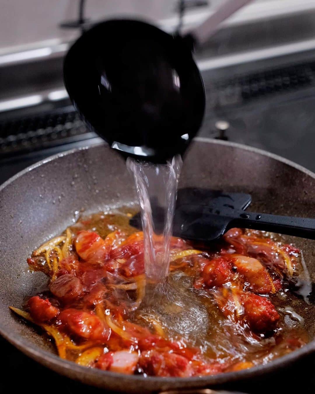 Ryogoさんのインスタグラム写真 - (RyogoInstagram)「🍝 トマト缶なしで簡単に作れるトマトパスタを。 ⁡ 具材はソーセージとキャベツをメインで玉ねぎも少し🤏 炒めた具材にトマトペーストを和えて、パスタと茹でたキャベツを合わせたら完成。 ⁡ トマト缶よりも丸みのある感じの味に仕上がります😋 ⁡ ——————————— ⁡ ✱ 今日のパスタ 『ウインナーとキャベツのトマトパスタ』 ⁡ ⋈ 材料(1人前) パスタ　80g キャベツ　30g ソーセージ　2本 玉ねぎ（薄切り）　1/8個 にんにく（大きめに潰す）　1かけ オリーブオイル　大さじ1 トマトペースト　大さじ1 ブラックペッパー　適量 塩　適量 ⁡ ⋈ 作り方 1. フライパンにオリーブオイルとにんにくを入れて弱火でじっくりと香りを移します。 2. にんにくの香りがしてきたら玉ねぎを加えて炒めます。 3. 沸騰したお湯の中に塩を入れてパスタを茹で始めます。 4. 玉ねぎがしんなりしてきたらソーセージを加えます。 5. ソーセージに火が入ったらトマトペーストを加え、全体を混ぜ合わせながら炒めます。 6. トマトペーストが馴染んだら茹で汁（お玉1杯程度）でソースを加え、パスタを茹でる間煮詰めます。 7. パスタが茹で上がる3分ほど前になったら、同じ鍋でキャベツを茹で始めます。 8. 茹で上がったパスタとキャベツ、オリーブオイルを適量フライパンに加えて素早く混ぜ合わせます。 9. お皿に盛りつけたら、仕上げにブラックペッパーをトッピングして完成です。 ⁡ ⋈ 詳しくはHPでご紹介 https://binanpasta.com/sausagecabbagetomatopasta/ *プロフィール(@binanpasta )からアクセスできます。←愛用アイテム一覧もあります。 ⁡ ✱「BINANPASTAのレシピを参考に作ったよ」という方は、ぜひ @binanpasta をタグ付けして写真を投稿してください。Twitterも大歓迎👏👏 ⁡ -——————————— ⁡ ▹YouTube 2チャンネルあります。チャンネル登録してね🍳 ・まかない食堂 ・BINANPASTA ⁡ ▹レシピサイト(BINANPASTA) 約700種類のパスタレシピを無料で公開しています🍝 *プロフィール(@binanpasta )からも飛べます。 ⁡ #BINANPASTA #パスタレシピ #私のおうちパスタ  ⁡ -——————————— ⁡ #パスタ #キャベツ #春キャベツ #ソーセージ #トマトパスタ #料理 #レシピ #おうちごはん」5月1日 18時56分 - binanpasta