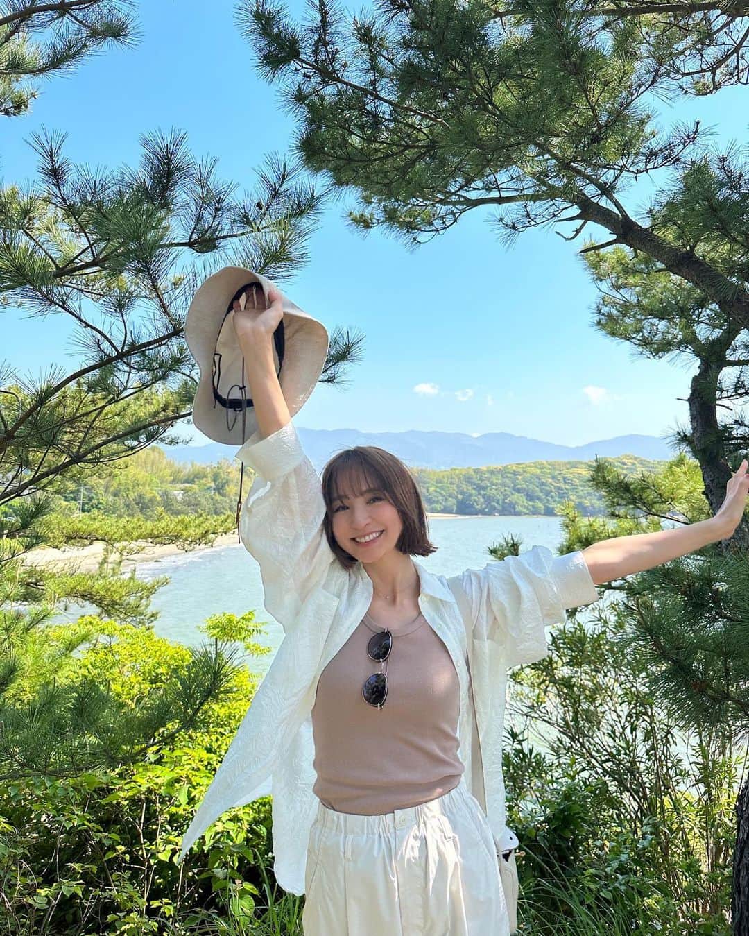 篠田麻里子のインスタグラム：「箱島神社の⛩ 上から見る景色は絶景😁👍  #上から糸島#地元#箱島神社#マリ活」