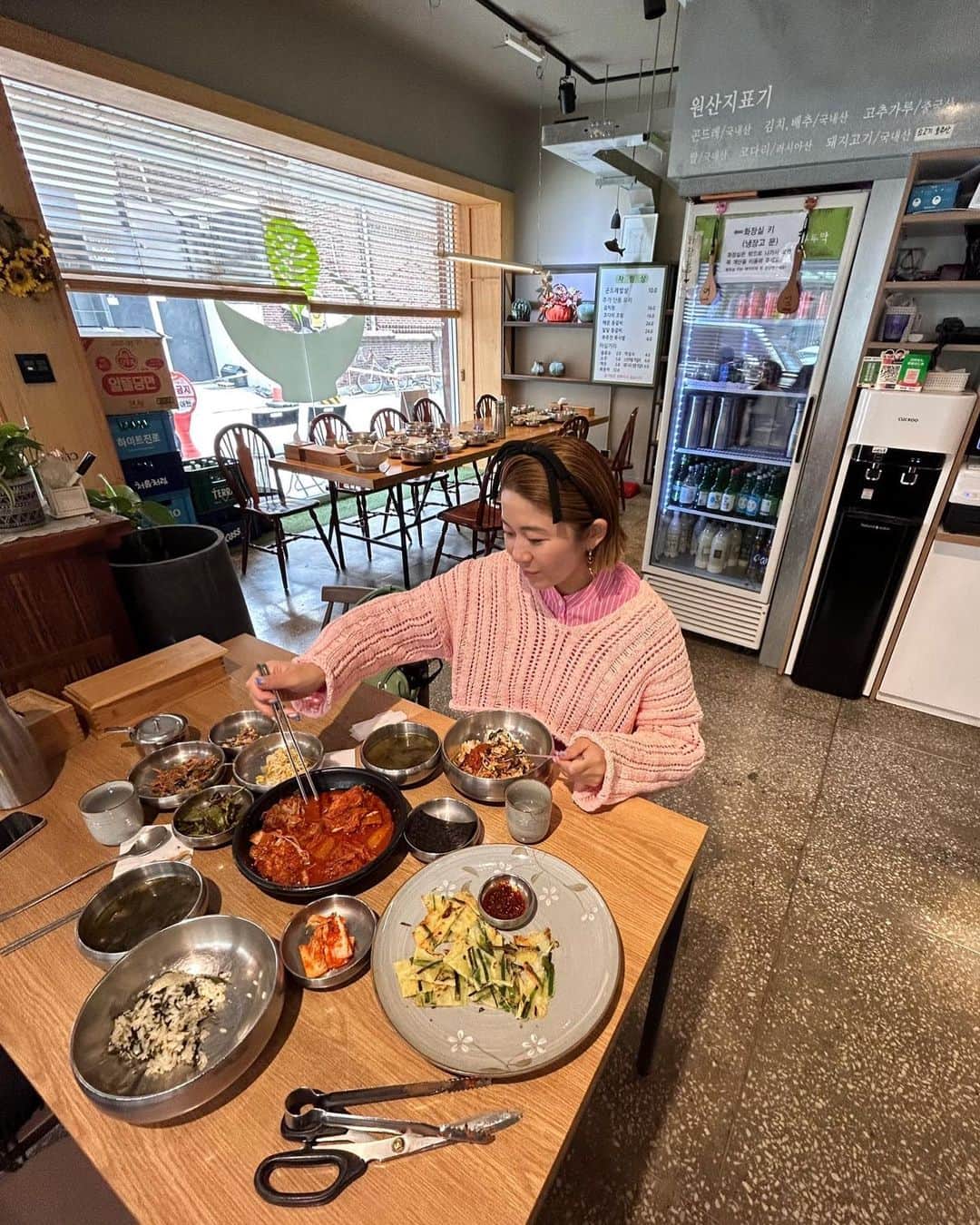 のインスタグラム：「おススメのご飯屋さん教えてくださいって方々がたくさんいるので、載せておきます🍽💓  かなりローカルなお店たちです🤫  📍ソンスドンにある #정선부뚜막　 これはセットで出てきてメインだけ選べるんだけど、キムチとポークのやつが大好き❤ あと、チヂミに付けるソースが本当に美味しい🥹 ご飯にものせちゃう！ ランチタイムは並んでるよ〜  📍良く２件目に行く #김종용누룽지통닭 丸焼きチキンのトッピングにはコーンチーズがおススメ🌽🧀 ご飯のおこげまでもが本当に美味しいよ😍　 このお店の近くに違うタイプのチキンのお店がかあって、そちらは繊細なお味で大好き🥹  📍今回初めて行った #우래옥　 ここはご飯が入った冷麺が有名なんだけど、私は冷麺よりもプルコギが好きだった😍 また行きたい〜 ここはかなり混んでるから気をつけて!! 順番待ちして、近くのカフェで待ってるのがいいよ。」
