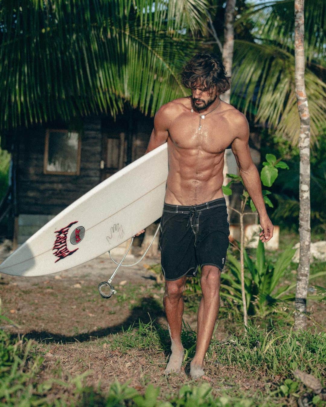 マーロン・テシェイラさんのインスタグラム写真 - (マーロン・テシェイラInstagram)「🌴🌞💦  NO SHOES / NO SHIRT W/ SURFBOARD  = NO PROBLEM 😆🙂😝  —- 🎩…Peace&Light…🍀 —-  📸 by @kaiquephoto   #Mentawaii #IndoDream #GoodVibesOnly」5月1日 18時59分 - marlontx