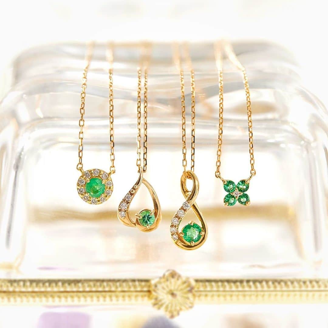 ヴァンドーム青山さんのインスタグラム写真 - (ヴァンドーム青山Instagram)「. 【 Emerald / 5月の誕生石ジュエリー 】  5月の誕生石 エメラルドは「幸運・愛情」という石言葉が込められています。  お守りジュエリーとしていつも身につけていたい神秘的な深い緑色の輝きが魅力的な宝石。  大切な方へのバースデーギフトにもおすすめです。  #vendomeaoyama #ヴァンドーム青山 #5月誕生石 #エメラルド #emerald #エメラルドグリーン  #necklace #ネックレス #エメラルドネックレス  #jewelry #accessories #誕生日プレゼント  #バースデーギフト #お守りジュエリー  #アニバーサリージュエリー  #記念日プレゼント #ジュエリー好きな人と繋がりたい」5月1日 18時59分 - vendomeaoyama_official