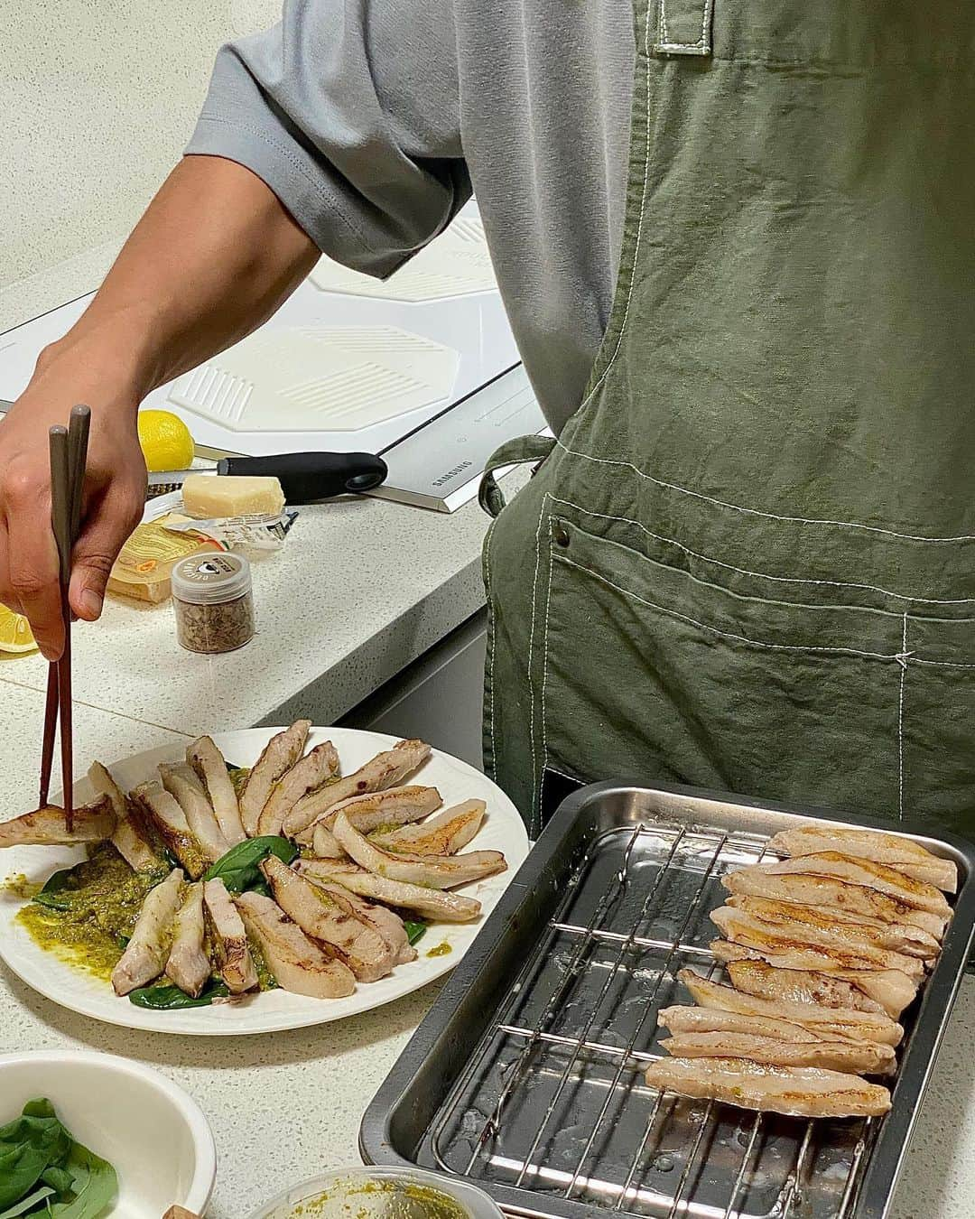 チョア さんのインスタグラム写真 - (チョア Instagram)「🏠🍽️ 사랑하는 윤민이네 부부가  집에 놀러와서 행복한시간🥰 @yoonminjeon   덕분에 오랜만에 실력발휘한 #남편셰프최고 💗👨🏻‍🍳👏🏻  나도 열심히 식세기 돌림🙌🏻」5月1日 18時59分 - minjinchoa