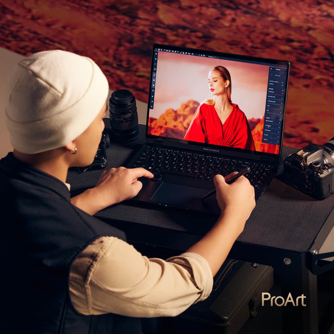 ASUSさんのインスタグラム写真 - (ASUSInstagram)「Unleash your creative potential anywhere with #ProArt Studiobook! Powerful, fast and equipped with NVIDIA RTX graphics, editing photos on-the-go has never felt more like your home desktop. 🎨💻 #ASUS #Creator⁣ ⁣ Follow @ProArt to stay tuned to our latest creator products' info! 👈」5月1日 19時00分 - asus