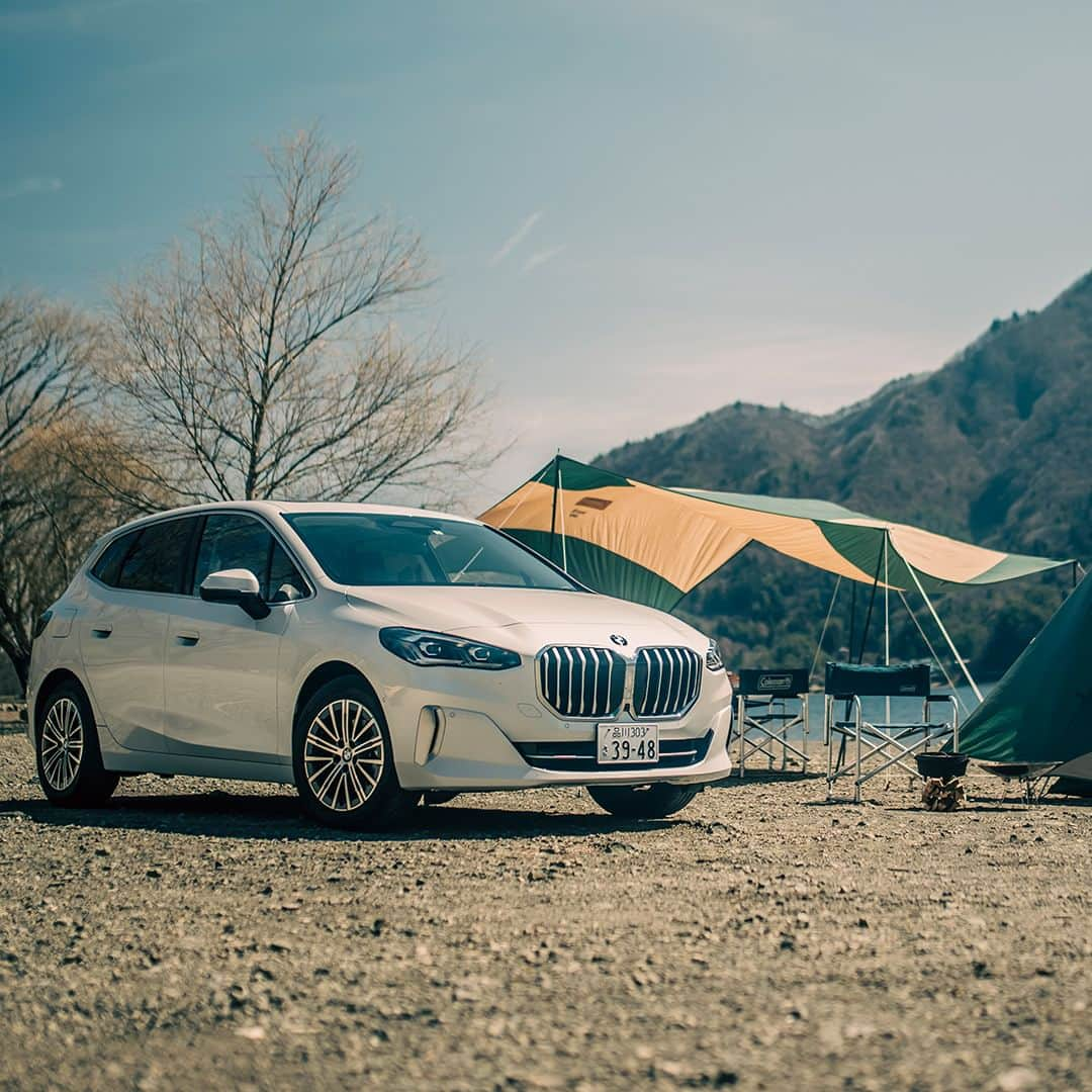 BMW Japanさんのインスタグラム写真 - (BMW JapanInstagram)「週末はBMW正規ディーラーへ。 5月6日、7日、13日、14日の4日間*「Discover your JOY FAIR」を開催。  BMWのある暮らしを、家族で過ごすひとときを、お愉しみください。 *開催日は各ディーラーによって異なるため、事前にご確認の上、ご来場ください。  フェア詳細は @bmwjapan アカウントトップのURLから。  ーーーーー #DiscoveryourJOY 【写真投稿キャンペーン】実施中。  BMWと家族のおでかけシーンを投稿いただいた方の中から抽選で10名様に「BMWペガサス（ソフトトイ）」をプレゼント。  参加方法 1. @bmwjapan をフォロー 2. BMWと家族のおでかけシーンを撮影、#DiscoveryourJOY と @bmwjapan をつけて投稿  さらに、お近くのショールームでSNS投稿画面をご提示いただいた方に、先着でBMWオリジナル・ステッカーもご用意しています。  ※ステッカーには数に限りがございます。 ※実施していないショールームもございます。 ※詳細は各ショールームへお問い合わせください。 ※特別な許可を得て撮影しています。  #BMW #駆けぬける歓び #BMWjapan #BMW2series #BMW2 #THE2 #BMW2activetourer #BMWlife #BMWlifestyle #BMWfamily #BMWdaily #BMWphoto #BMWのある暮らし #carlifestyle #carsofinstagram #carphotography #carlifestyle #carstagram #carlove #drive #車好きな人と繋がりたい #クルマ好きな人と繋がりたい #GW」5月1日 19時00分 - bmwjapan