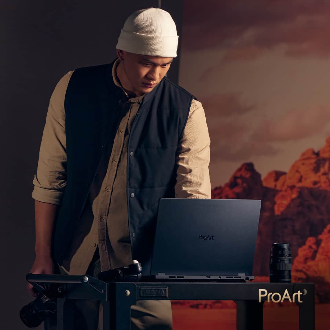 ASUSさんのインスタグラム写真 - (ASUSInstagram)「Unleash your creative potential anywhere with #ProArt Studiobook! Powerful, fast and equipped with NVIDIA RTX graphics, editing photos on-the-go has never felt more like your home desktop. 🎨💻 #ASUS #Creator⁣ ⁣ Follow @ProArt to stay tuned to our latest creator products' info! 👈」5月1日 19時00分 - asus