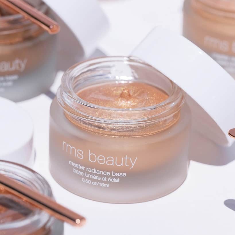 rms beautyのインスタグラム：「. これからの夏メイクにおすすめ！ 微細なローズゴールドカラーがきらめいて 自然な立体感のあるツヤ肌に導く マスターラディアンスベース  おすすめの使い方 ❶メイクアップベースとして全顔に お使いのファンデーションの下に仕込むと くすみを柔らかくとばして上品なツヤ肌に。  ❷ノーファンデ派の方に、これだけでベースメイク。 上からアンパウダーを重ねるとメイクの持ちがアップ。  ❸ハイライターやアイシャドウとして いつものメイクにオン。 お顔の高い部分に載せると立体感アップ。  rms beautyらしい上品なツヤ感。 ローズゴールドカラーが肌に自然な血色感を与える マルチアイテムです✨  ■マスターラディアンスベース ￥4,400 (税込)  公式オンラインストアでは、1点以上お買い上げの方に マスターラディアンスベースの サンプルプレゼント実施中🎁  ぜひ一度お試しください☺  #rms #rmsbeauty #rmsbeautyjapan #アールエムエス  #マスターラディアンスベース #ツヤ肌 #ツヤメイク #毎日メイク #ナチュラルメイク #ナチュラルコスメ #クリーンビューティー  #cosmekitchen #コスメキッチン #makeupkitchen #メイクアップキッチン #ZOZOCOSME」