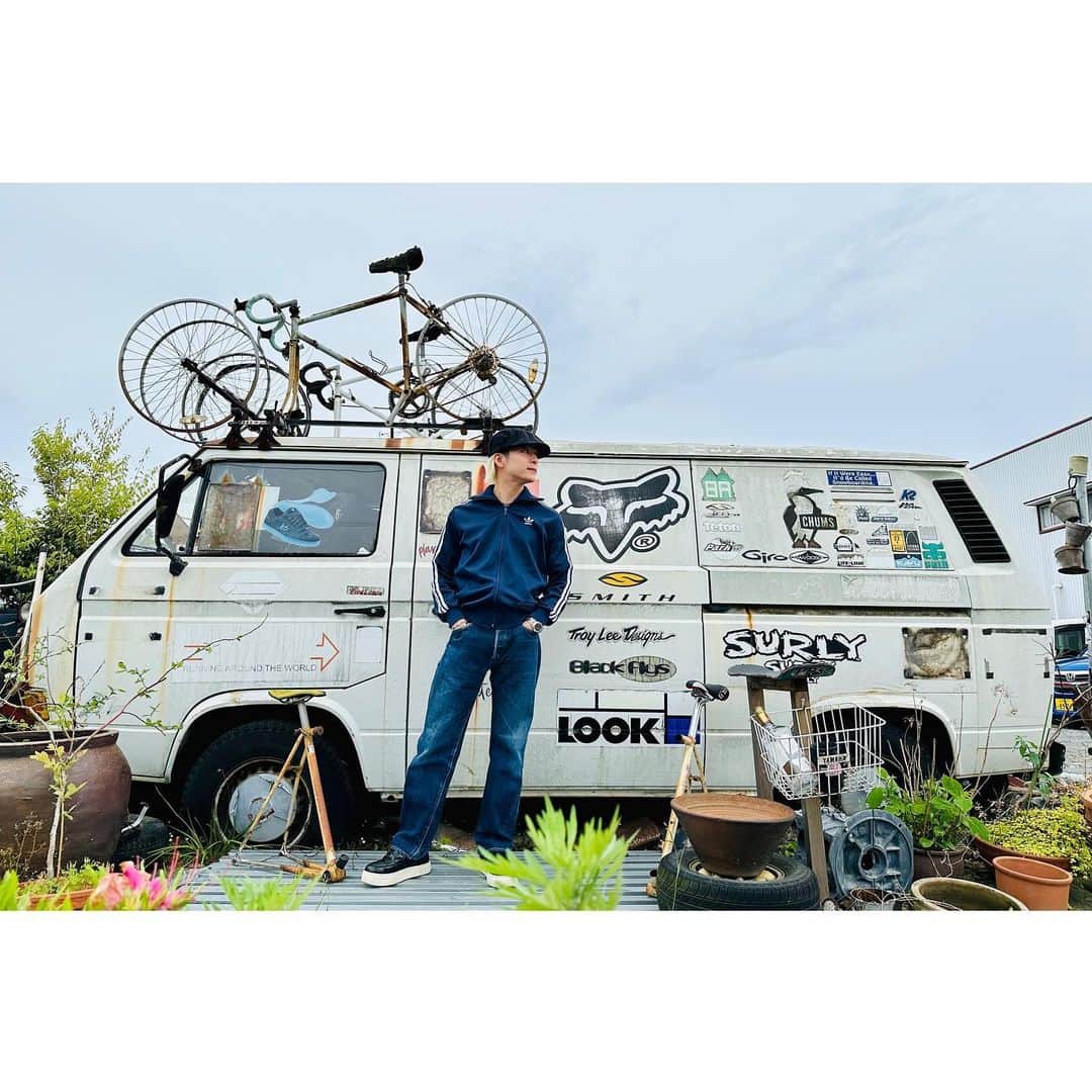 和田颯のインスタグラム：「. 浜松での出会い。 @adidasoriginals  70s🇫🇷 デニムとの相性が素晴らしい。 てか背景良すぎるだろ、、 各地の古着屋さん巡りたいなー。」