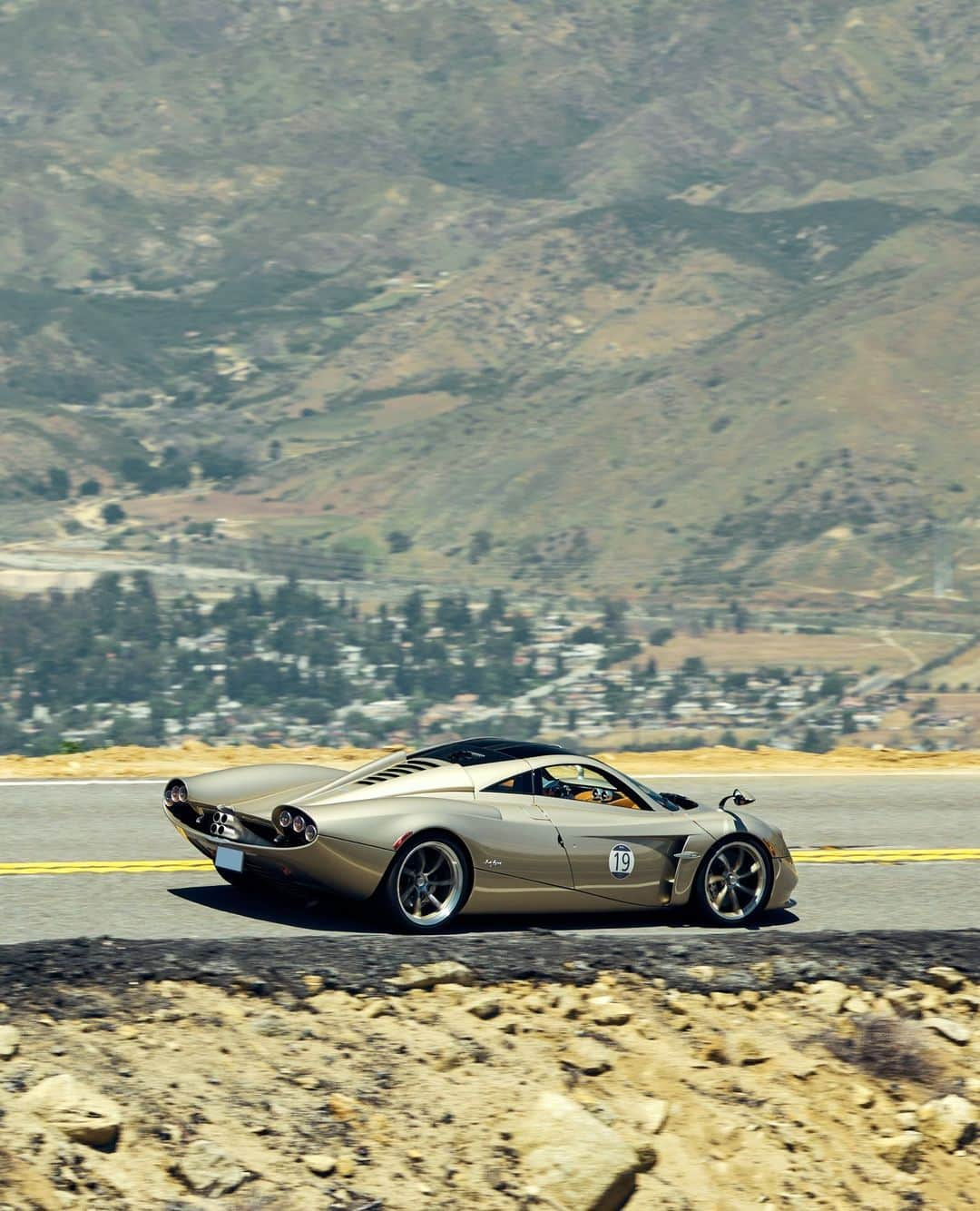 パガーニ・アウトモビリさんのインスタグラム写真 - (パガーニ・アウトモビリInstagram)「On the road again!  The thrill of taking the wheel and enjoying a real pure driving experience: our Hypercars are ready to take on new routes and new challenges.  #Pagani #PaganiRaduno」5月1日 19時01分 - paganiautomobili