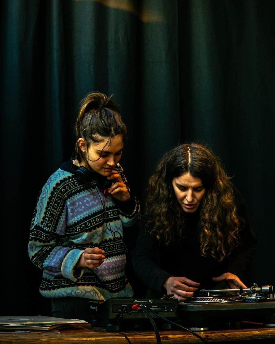 イーストパックのインスタグラム：「Well, that was fun. @eastpak , AB & @entree.brussels proudly look back on their very first co-curated FLINTA DJ workshops. A massive thank you goes out to all the ambitious young FLINTA who participated & to our fabulous workshop host, @jasharrita . ♥ You’re amazing and we can’t wait to see more of you in the future.  #ABconcerts」
