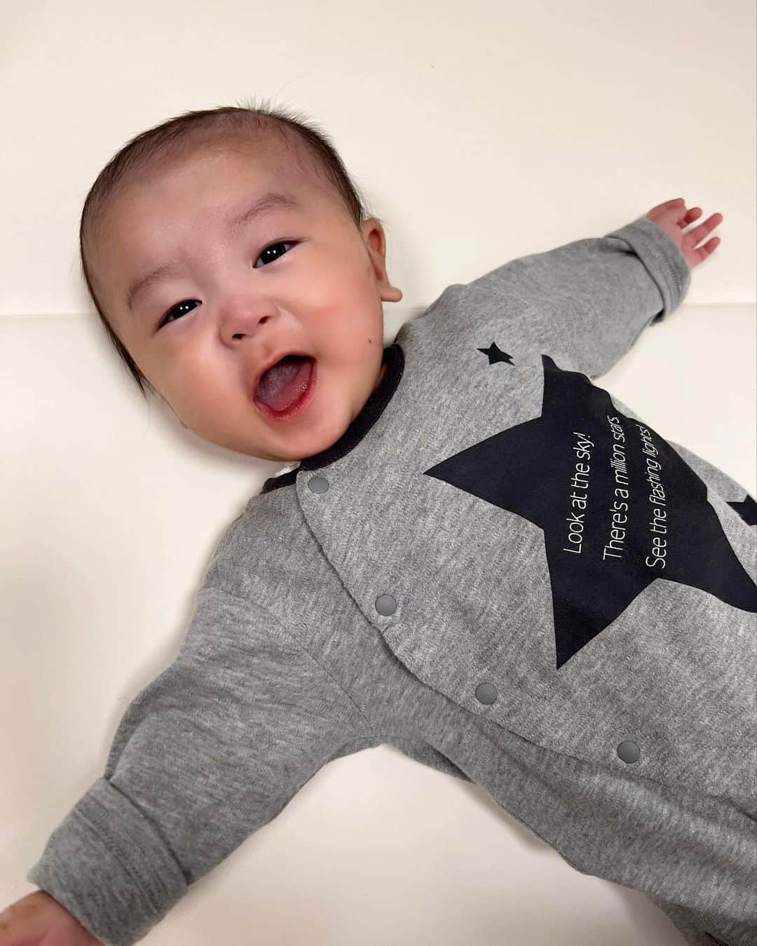 樋浦結花のインスタグラム：「・ こんばんは🧡💛 ぼく、りっくんです👶🏻🍼  キョロキョロとなめなめとキックが大好き😙 どうぞよろしくね⭐️💫  #これから息子のことも投稿していきます❤️  #生後4ヶ月 #4ヶ月ベビー #第一子出産 #第一子誕生日 #寅年ベビー #新米ママ #子育てママ #令和4年ベビー #12月生まれ #親バカ部 #親バカ #ママリ #ベビフル #コドモノ #生後5ヶ月 #赤ちゃんのいる暮らし #赤ちゃんのいる生活 #男の子ママ #男の子ベビー #薄毛ベビー #ベビスタグラム」