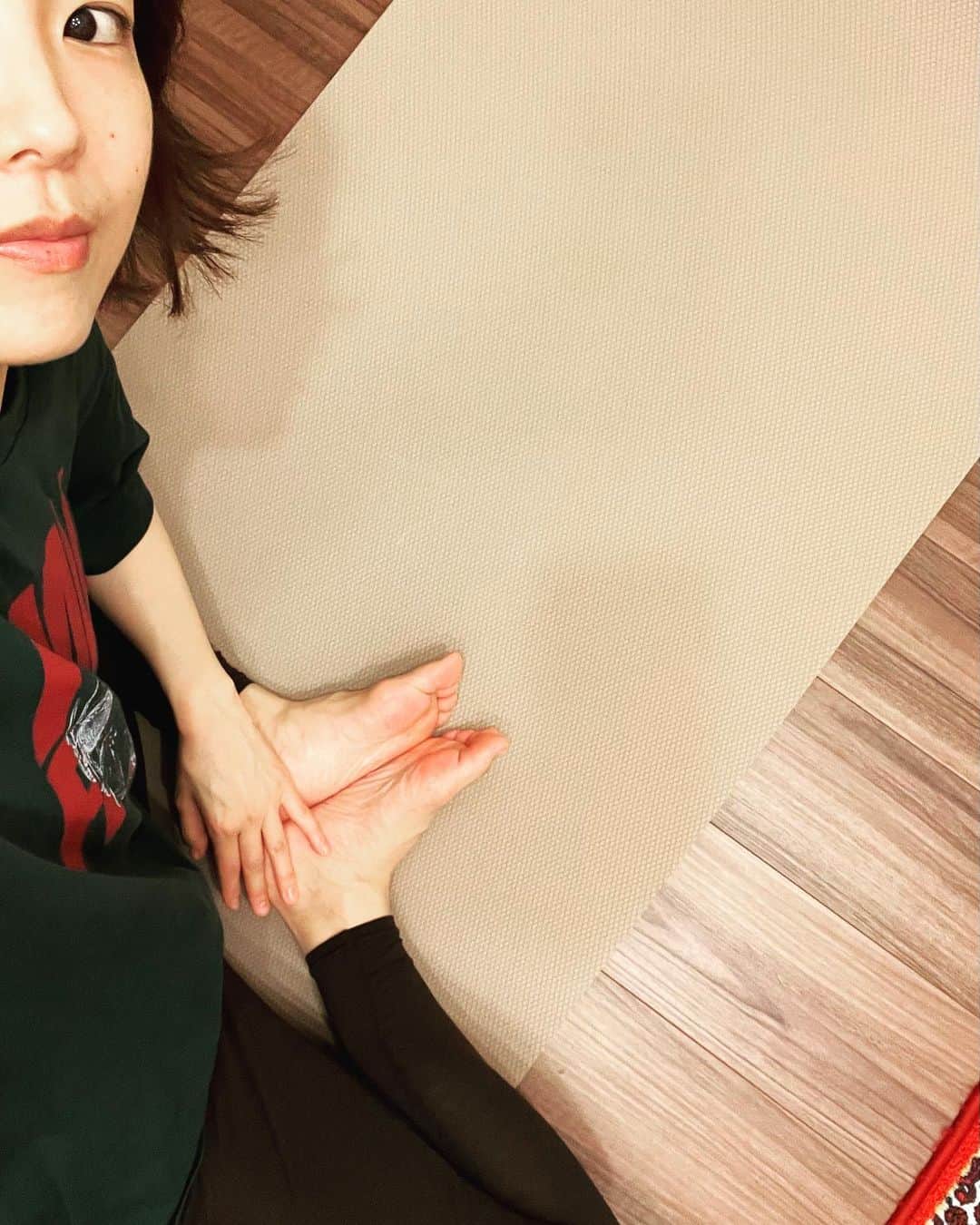 熊木杏里のインスタグラム：「シン仮面ライダー観たいなぁ コナンくんも観たいなぁ… と、筋トレ。  腰痛は無くなりましたが 足先が薄いので、足の筋力が足りません。  ね🐈」
