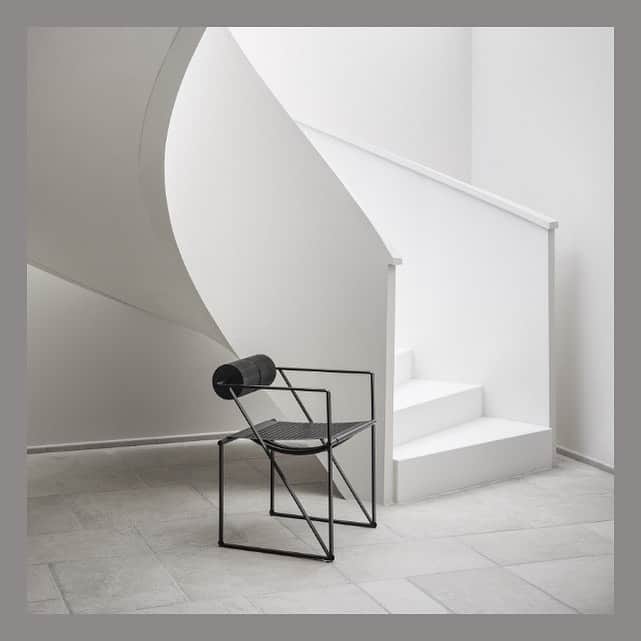 Cassina ixc. (カッシーナ・イクスシー) さんのインスタグラム写真 - (Cassina ixc. (カッシーナ・イクスシー) Instagram)「建築幾何学の典型的な形からインスピレーションを得た、名作チェア＜SECONDA（セコンダ）＞。建築家のマリオ・ボッタが彼の有名な建築物のインテリアのためにデザインしたもので、イタリアンデザインのアイコンとして、Aliasの代表的な製品になっています。 フレームが描くライン、円柱形の背もたれ、パンチングシートが特徴で、一度見たら忘れない突き抜けた個性があります。 . #cassinaixc #alias #design #interior #interiorinspiration #office #chair #art #カッシーナイクスシー #アリアス #チェア #デザイン #インテリア #オフィス #家具 #家具コーディネート #インテリアコーディネート #インテリアショップ  #アート」5月1日 19時03分 - cassinaixc_official