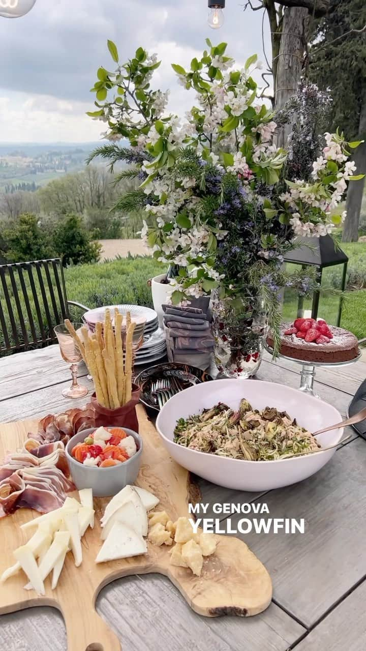 レイチェル・レイのインスタグラム：「Spending more time in Italy is inspiring me to cook with even more Mediterranean flair – like my Genova Yellowfin Tuna and Artichoke Pasta!   This delicious, easy recipe is perfect to enjoy outside with family and friends.   I’m teaming up with @genova_seafood for #MediterraneanDietMonth to bring my love of al fresco dining to your tables! Stay tuned this month for tips and how you can win a custom al fresco-inspired kit and $20,000 (!!!) to create your own Mediterranean al fresco experience at home. Check out the link in bio for the full recipe + giveaway details #ad   Terms and Conditions apply. No Purchase Necessary. Ends 5/31/23. Rules and Eligibility can be found at https://www.genovaseafood.com/alfresco/rules/」