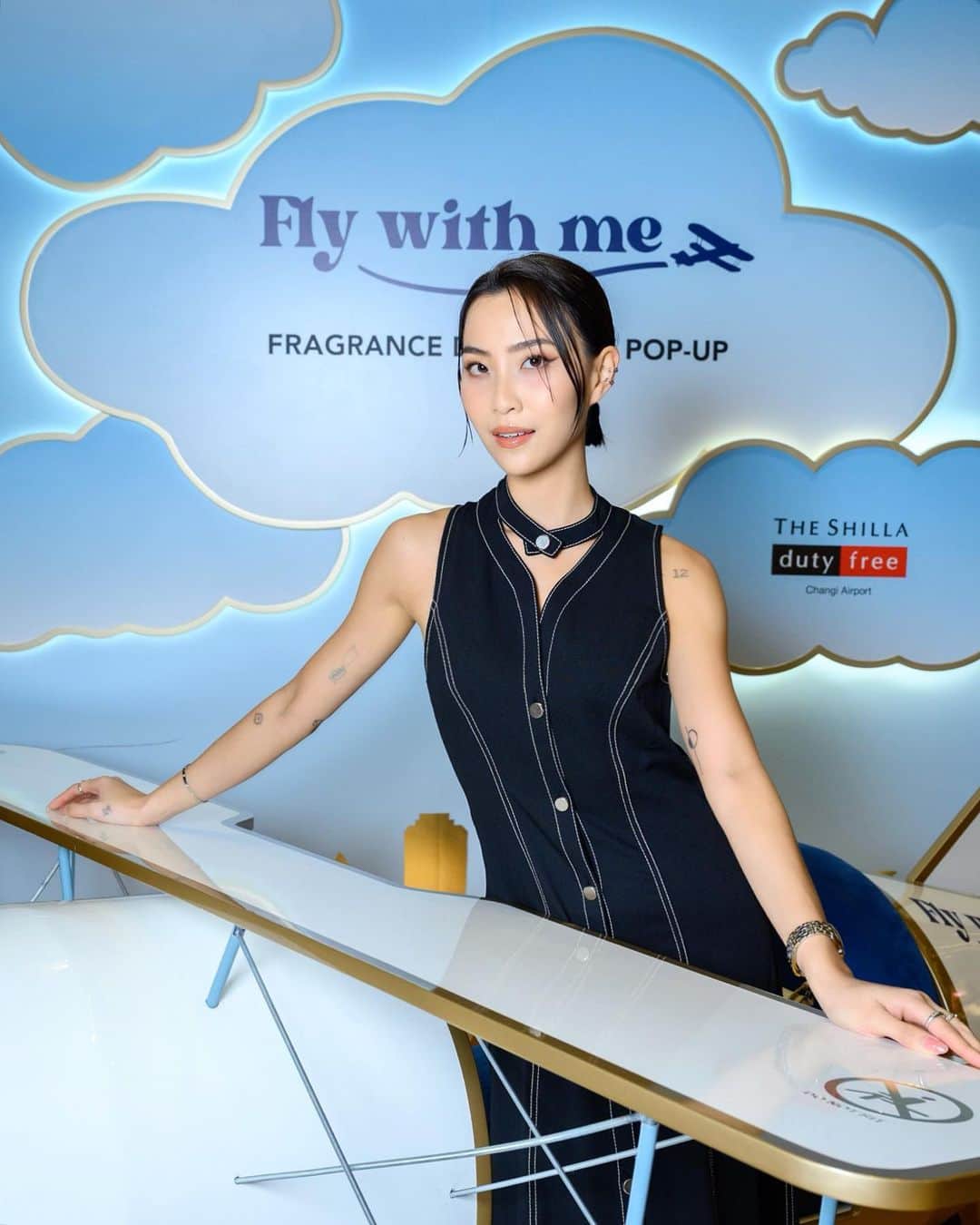ソニアのインスタグラム：「It’s your captain speaking!! 😎 (I’ve always wanted to say that haha)   Take Flight with me and explore the marvelous world of fragrances! Before you board, create your own fragrance journey with a cute experience at the Fly With Me pop-up at Changi Airport, T1 transit area ✈️   I discovered some fresh fragrances and even got a gift for my besties! It will be there till 24 May 2023, so don’t miss it!  @changiairport @shilladutyfree #changi1st #ShillaBeauty #fragrance」