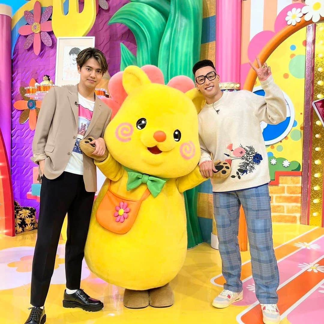 日本テレビ「ヒルナンデス！」のインスタグラム：「. 今日のゲストはGENERATIONSの#片寄涼太 さん、#関口メンディー さん、そしておいでやすこが の#おいでやす小田 さん、#こがけん さんでした✨✨✨✨  最新プチプラ雑貨、どれもアイデアとデザインが最高でしたね！すぐに使ってみたいものばかりでした😍GWのお出かけで行ってみるのも楽しそうですね！  そして料理のコツテスト、みなさんは何問分かりましたか？私もロケのあとに習ったコツを全て使ってから揚げを作ってみましたが、本当にフワッフワでした😱💕  そして1日に4回もギョーザを食べることもあるというバイオリニスト#松田理奈 さん🎻🥟おすすめのギョーザどれも珍しくて美味しそうで、お腹が空きました〜🥹  🌼明日のヒルナンデスは〜？🌼  ①ローカル線ぶらり旅 in 富山地方鉄道 石原良純＆チョコプラ＆山本彩＆猪狩蒼弥（HiHi Jets）が 富山地方鉄道を舞台に名物探し！ 無事制限時間内に最終駅に着いて温泉に入れるのか！？  ②名曲をカバーしているのは誰？クイズ！誰うた 誰もが知っている名曲をカバーしている人を当てる、クイズ！誰うた 今回もスペシャルゲストが登場！  #ヒルナンデス #梅沢富美男 #佐藤大樹 #村上佳菜子 #コットン #高橋真麻 #松本薫 #小峠英二 #浦野モモ (C)日本テレビ」