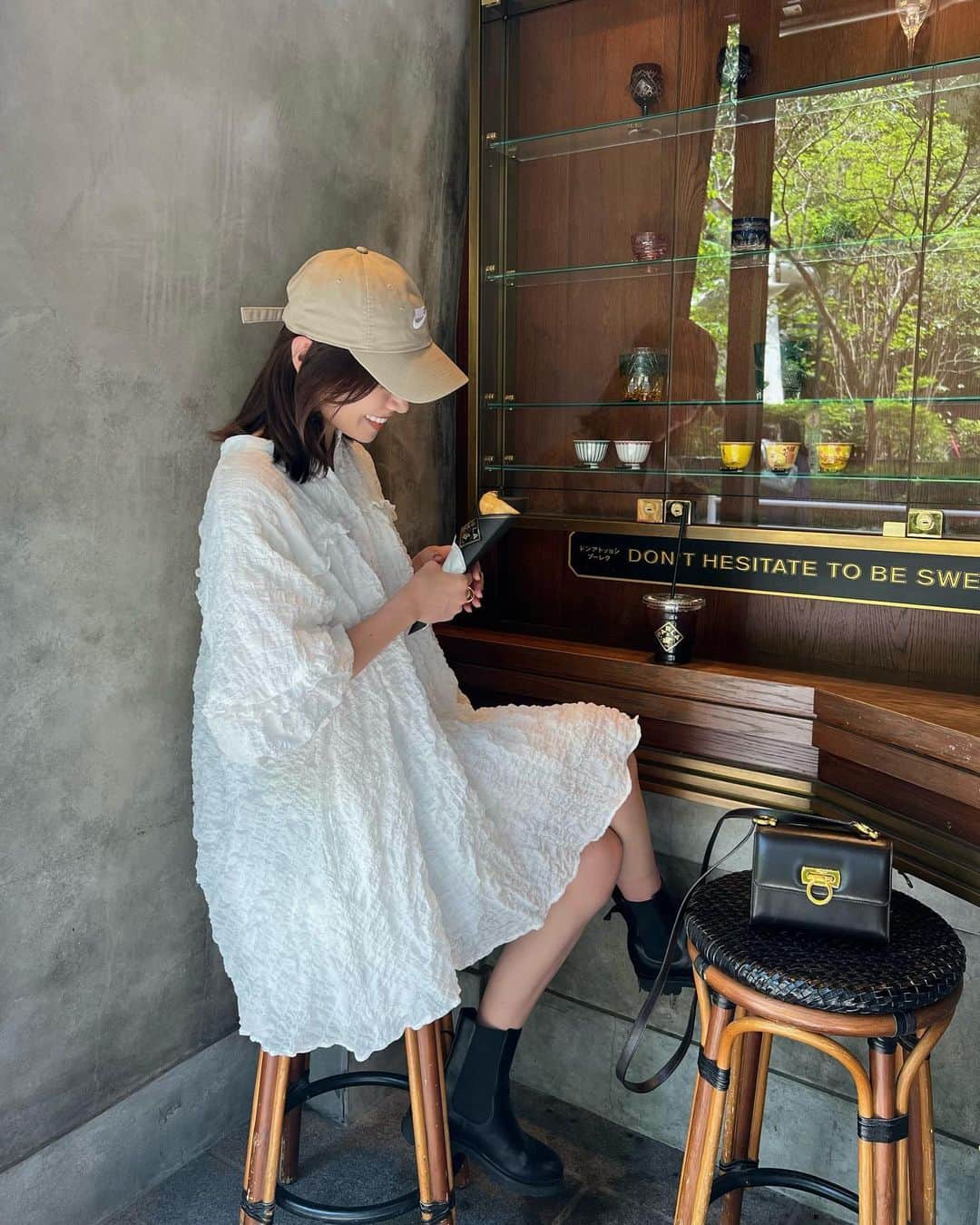 石黒美帆のインスタグラム：「. ⁡ 週末コーデ🌱 @coel.official のワンピース、ぽこぽこ素材がかわいい♡ ⁡ インソールのサイドゴアブーツは あまりに履きすぎて2代目を新調しました🫡 ⁡ ⁡」