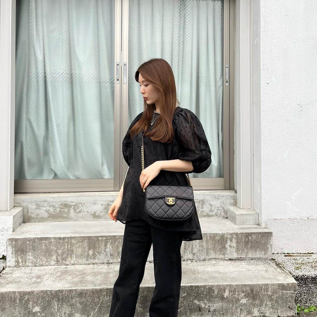 ひよんのインスタグラム：「🖤🖤  まっくろくろすけの日👏✨  ●トップス @american_holic  ●デニム @studious_official  ●バッグ @chanelofficial   新しいマットレスどこのにしようか迷っている🥺🛏️ この日に @koala.jp 見に行ったのだけど とてもいい感じだった🧚🖤  みんなのオススメのマットレスあったら教えてほしいな🖤  #ひよん #ひよん服 #ひよんコーデ」