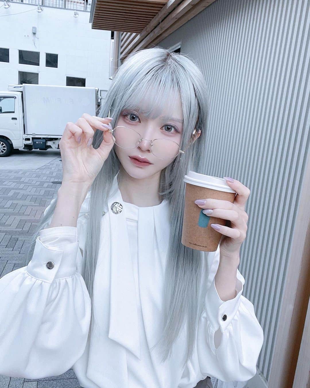 仲川琉菜のインスタグラム：「加工納得いかなくて放置してた真冬の時の写真。 曇りとか薄暗い写真を加工するの苦手です  すごいどうでもいい話なのですが、iPhone12と13の差が大きすぎることに最近気付きまして…。カメラ性能の差、こんなにも違うんだ…と驚愕しましたね。。 ２日連続で別の友達に「iPhone最新のにしなよ」と突っ込まれたので、そろそろ替えよう…と重い腰をよっこいしょーする気になりました。する気になっただけです。 SNSで自撮り載せてる女なのでね…画質って大事だよね…まだ使えるけど性能に優るものはないからね…替えようね私…面倒臭がるのやめようね…」