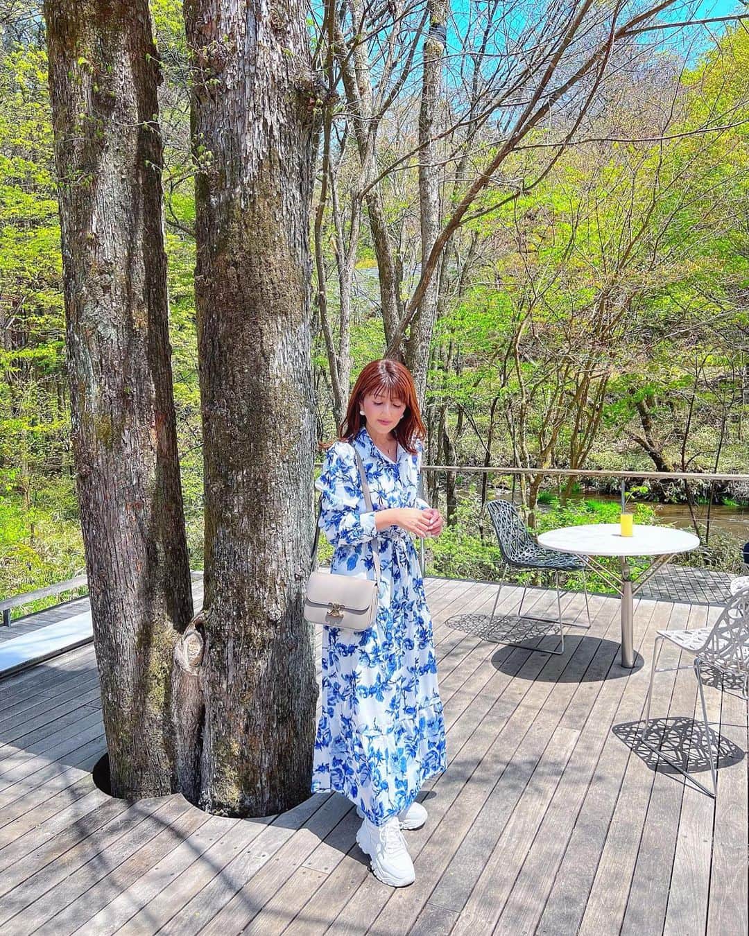 mii_stagramさんのインスタグラム写真 - (mii_stagramInstagram)「🌳FᴀSʜɪᴏɴ🌳 気付けば5月に入り 新緑の匂い立つ心地よい季節に🌱  軽井沢は桜が咲いていたり 川の流れをボーッと眺めたりと これ以上ないヒーリング効果🫶  白地にブルーの鮮やかな柄 高原リゾートにもピッタリで 歩きやすいようにスニーカー合わせ✨✨ @sheinofficial  @shein_japan   ワンピース🆔10873889 スニーカー🆔 10601643  お🉐になるクーポン【  miyuki 】 1～5,999円→15%OFF 6000円以上→20%OFF クーポン有効期限6月末迄𓂃🎀  *⑅︎୨୧┈┈┈┈┈┈┈┈┈┈┈┈┈┈┈┈୨୧⑅︎* ･ ｡ 　⭐∴｡　 　　🌟ﾟ･｡  ﾟ💫｡  　　 ✨🌟 💫 　 　　 ･ﾟ⭐｡･  　　　　⭐✨｡· 　 ⭐･｡🌟･｡✨🌟 　　　 ✨🌟 　　　　 ･ﾟ💫✨° 　　 🌟 ﾟ･｡ 💫 ｡ 　　　　　ﾟ⭐｡ﾟ✨ 🌟   #SHEINforAll #ad  #SHEIN   #shein購入品  #プチプラコーデ#プチプラファッション #きれいめコーデ #きれいめファッション #きれいめカジュアル  #スニーカー女子  #スニーカーコーデ  #ワンピース #ワンピースコーデ  #春コーデ #ママコーデ #アラフォーコーデ  #アラフィフコーデ  #40代ファッション  #50代ファッション  #大人可愛い #大人可愛いコーデ  #トレンドコーデ  #160cmコーデ  #旅行 #旅行コーデ  #自然 #景色 #風景 #はなまっぷ #ポートレート」5月1日 19時15分 - miyuki.0419.karemari