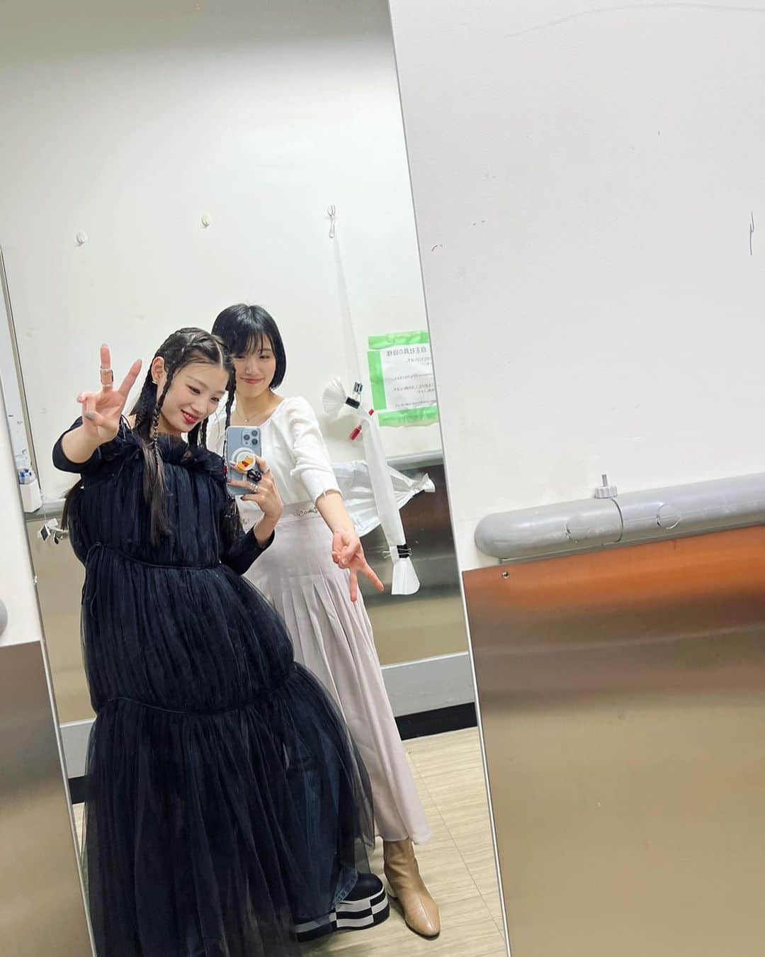 東留伽さんのインスタグラム写真 - (東留伽Instagram)「エンナさんの個展に、ゆりあさんとお邪魔してきました❤︎ @ennayamashiro @edayuri_official  . . 東京有楽町マルイに120人以上の方が駆け付けてくださったそう！凄い . . じっくり作品を観たり、 控え室で踊ったり、 自由に過ごしていました。🕺 . . 3人で2本のマイクをリレーし合う姿をあたたかく見守ってくださった皆さんに感謝です。😌笑 . . 5月10日の阪急梅田での個展トークショーもお楽しみに✨ . . #旅サラダ #朝日放送テレビ #山代エンナ さん #journey #個展 #江田友莉亜 さん #双子座」5月1日 19時16分 - azumaruka_abc