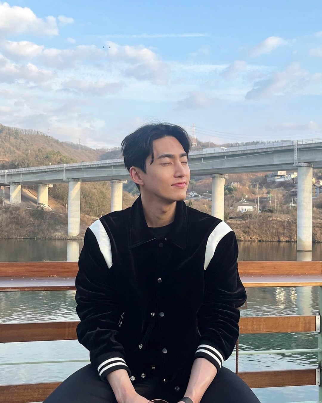 ペク・ミニョンのインスタグラム：「🌤️☺️✌️」