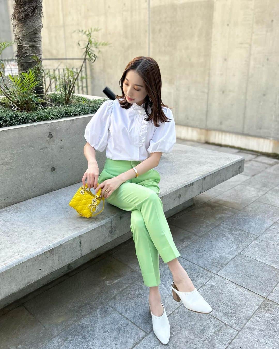冨張愛のインスタグラム：「White & Green 💚🤍💛 毎年買い足している圧倒的美脚パンツ 今年の新色は可愛いグリーン。 大好評でとても嬉しいコラボブラウスと合わせました😎🌴 最近、外に出ると緑の香りがして幸せな気持ちになる。  tops ... #mmaglielecassetto @m_maglie_le_cassetto_official  pants ... #superiorcloset @superiorcloset_ined_official  shoes ... #hermes @hermes  bag ... #ladydior #dior @dior  pierce ... #timelesspearly @xxpetitecheriexx  outer ... #elendeek @elendeek  #instagood #coordinate #ootd #outfit #fashion #instafashion #meg_ootd #ined #코디네이트 #패션 #카메라 #コーディネート #コーデ #ファッション #今日のコーデ #今日の服 #157cmコーデ #美脚パンツ #カラーパンツ #フリルブラウス #ブラウス」