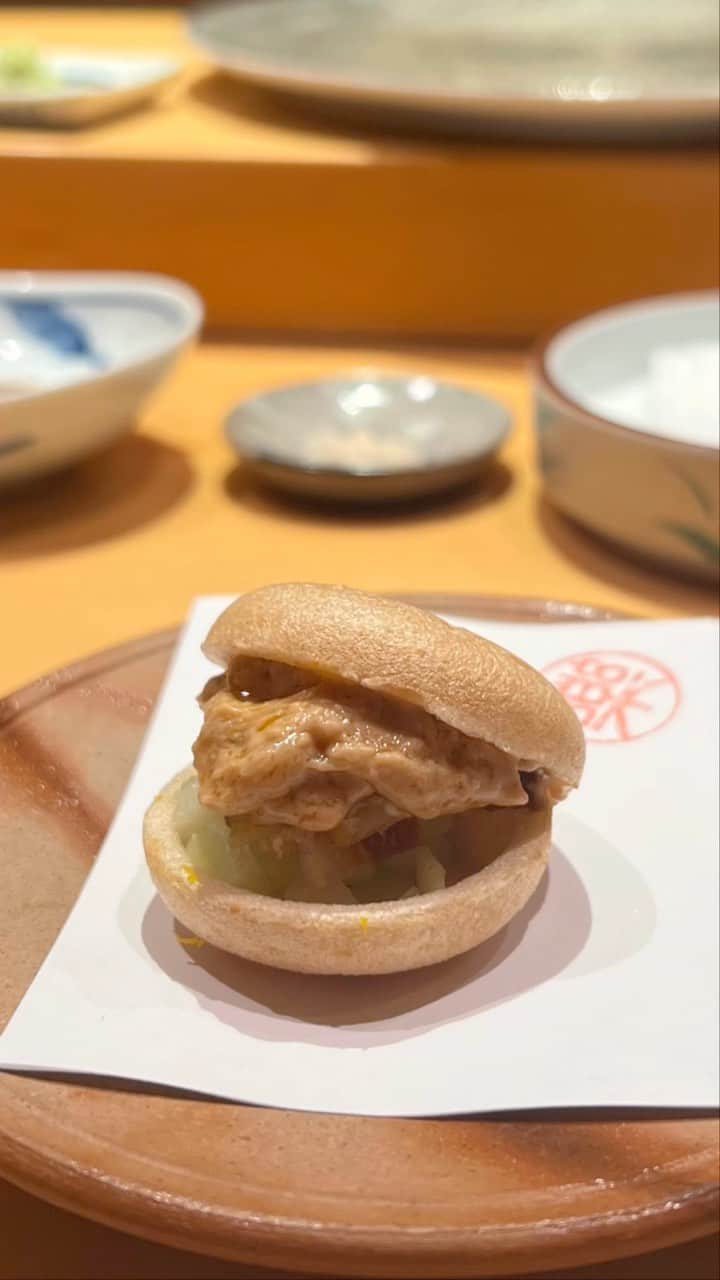 謝琦琦（Kiki）のインスタグラム：「可能是最喜歡的鮟鱇魚肝最中餅了 我可以吃十個 銀烏賊也是🤤🤤🤤  @shoraku_sushi」