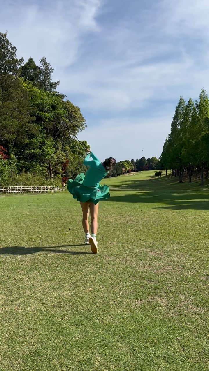 小田唯のインスタグラム：「@tandr_golf でゲットしたウェア💚 フリルのスカートは一目惚れして即購入😍  揺らしたくなっちゃうー🤣💚  #ゴルフ女子#ゴルフ女子コーデ#ゴルフ#ゴルフ好きな人と繋がりたい#ゴルフコーデ#ゴルフうまくなりたい#関東ゴルファー#ゴルフスイング#ドライバーショット  #golf#golfstagram#golfwear#golfaddict」