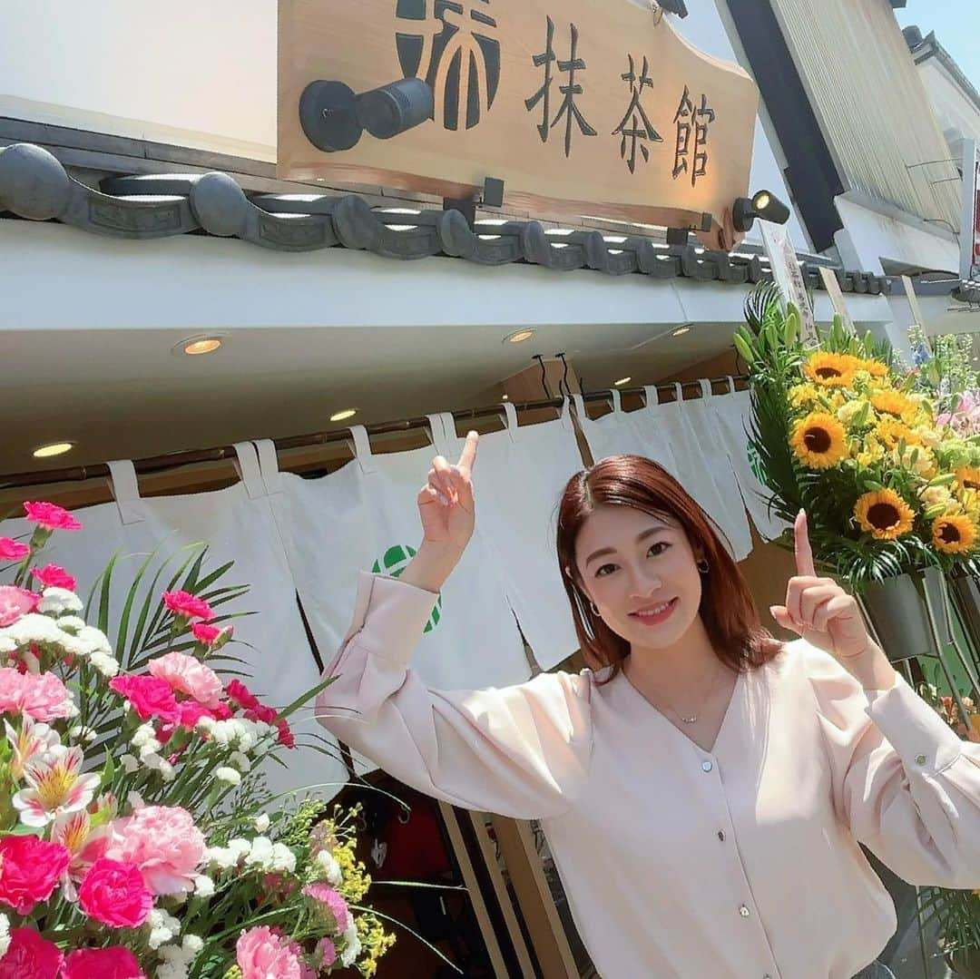 小宮山瑞季のインスタグラム：「きょうからグランドオープンした抹茶専門店「抹茶館」🍵！ プレオープン初日にみんなの信州で取材しました🍀*゜  県内初出店で、善光寺門前にあって、 2階には、山門を眺めながら スイーツを楽しめる席もあるんです☺️🍀✨  抹茶館の名物は、京都宇治抹茶と マスカルポーネチーズをたっぷり使った 抹茶ティラミス☺️💓 マスカルポーネチーズがとろける食感で、 ほろ苦い抹茶がアクセントに！✌💫 ものすごくおいしかったです！！！  高校時代は茶道部だったわたし。 抹茶大好きなわたしにはもちろん、 普段あまり抹茶スイーツ食べないという人も 癖がなく食べやすいのでおすすめです！  きょうから5月！ 大型連休中でさらに賑わいそうです😎✨   #みんなの信州  #抹茶館  #マッチャハウス  #抹茶  #オープン  #県内初出店  #善光寺  #zenkouzi  #善光寺門前  #京都  #宇治抹茶  #ティラミス  #マスカルポーネチーズ  #抹茶スイーツ  #茶道部  #抹茶好き  #きょうから5月  #大型連休  #ゴールデンウィーク  #長野お出かけ  #ニューオープン  #長野放送  #アナウンサー  #小宮山瑞季」