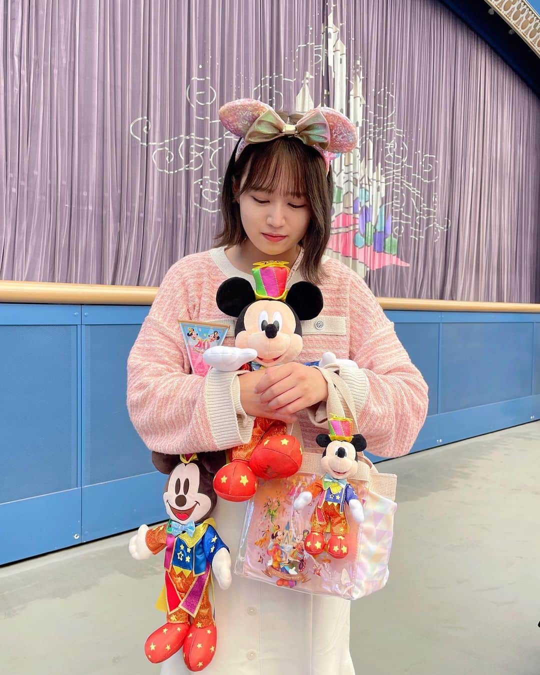 のインスタグラム：「ㅤㅤㅤㅤㅤㅤㅤㅤㅤㅤㅤㅤㅤ どっからどうみてもミッキーマウスのオタク🐭🌈 40周年でも彼は最高でした🥹 オレンジの衣装めっちゃ似合ってたし、燕尾がナナナナナナイロなのめっちゃ良かった😭🌈  ガーランドはインパしたお友達とお揃いでピンク×水色にしました🩷🩵  #tokyodisneyland #TDR #ディズニーランド #ディズニーコーデ」