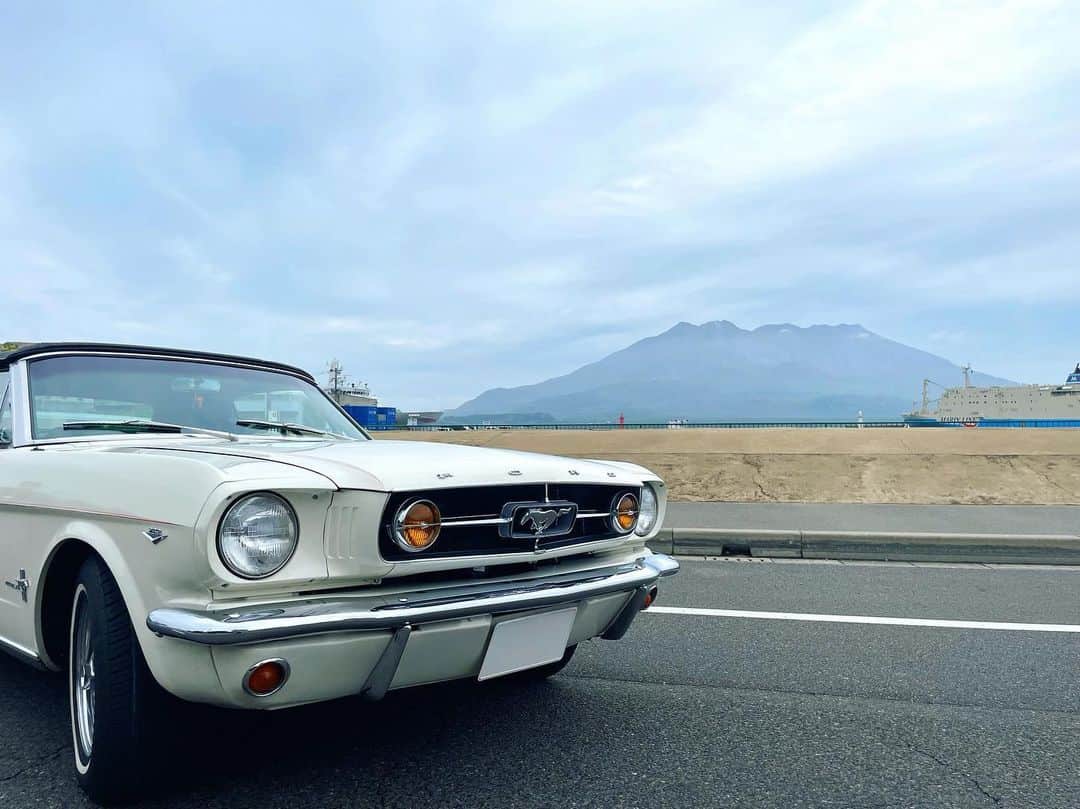 淳士のインスタグラム：「⁡ マスタング in KAGOSHIMA🌋 ⁡ 鹿児島は何もかも美味しかった🐖🐄🍪🍲 ⁡ なんとか桜島と一緒に車を撮りたくて頑張った一枚😆（1枚目） ⁡ ⁡ #Mustang #T.M.Revolution #VOTE #鹿児島 ⁡」