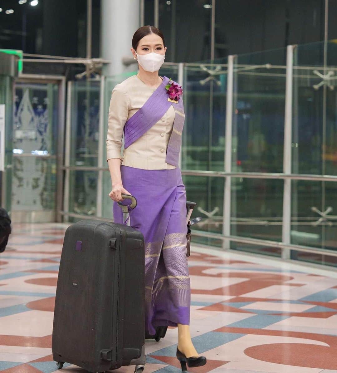 タイ航空のインスタグラム：「Happy 63rd Anniversary, Thai Airways! Our beautiful crew in traditional Thai uniforms reflects the elegance of Thai culture. We're dedicated to delivering exceptional experiences that capture the essence of Thai hospitality. Thank you for flying with us and here's to many more years of sharing the best of Thailand with the world. 🇹🇭✨   #ThaiAirways #smoothassilk #tg #63rdAnniversary #ThaiUniform #FlyWithThai」