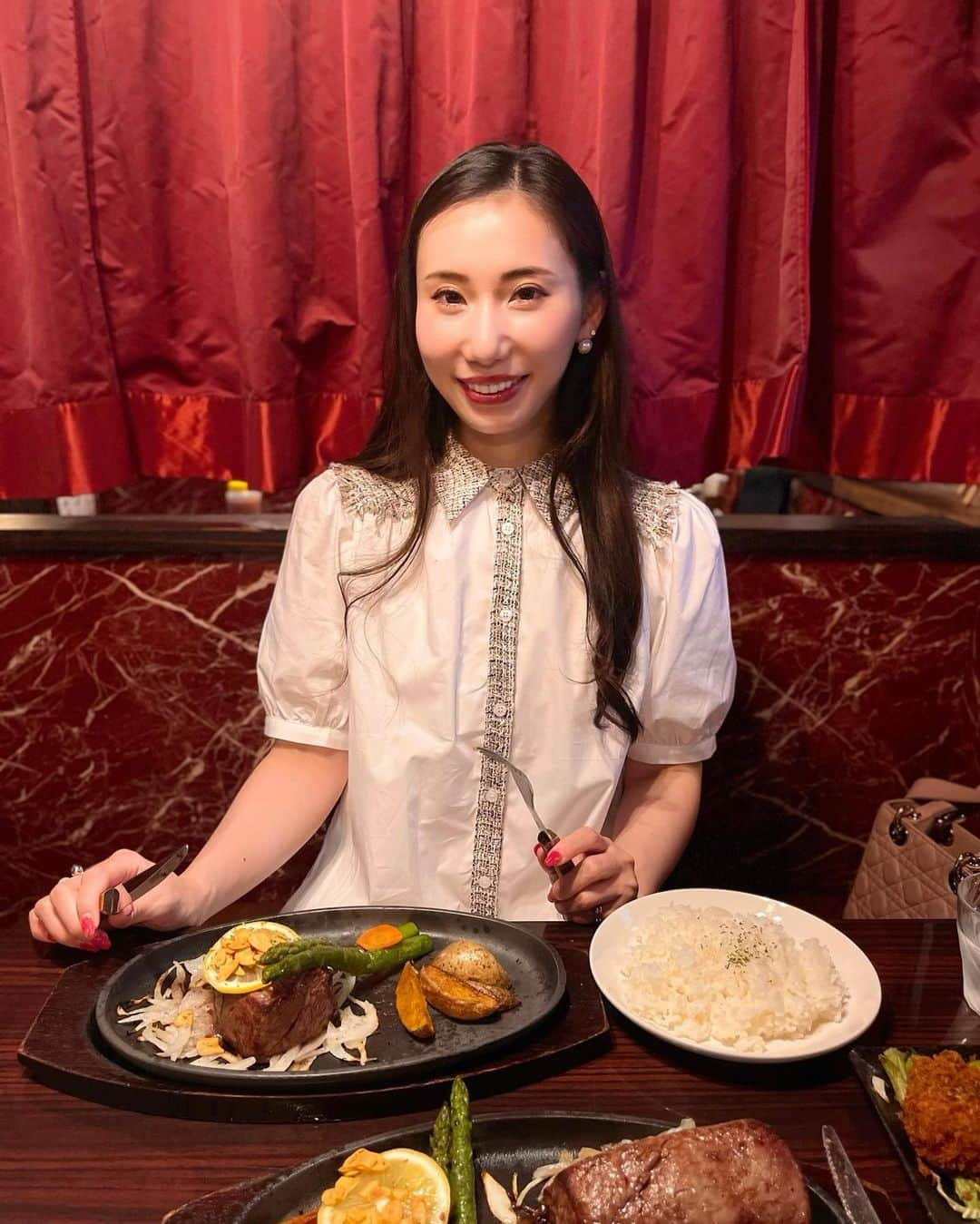 MOEのインスタグラム：「📍名護ステーキ @nago_steak   2日連続で夜はお肉を食べに行きました🥩🍽️  こんなに大きいヒレステーキなのに柔らかくて一瞬でぺろりと完食😋  旅行中の1番の楽しみはやっぱり現地の美味しいご飯を食べること♥️♥️♥️  #名護ステーキ #ステーキハウス #ヒレステーキ #名護グルメ #名護市 #沖縄ディナー #沖縄旅行 #steak #okinawatrip #🥩」