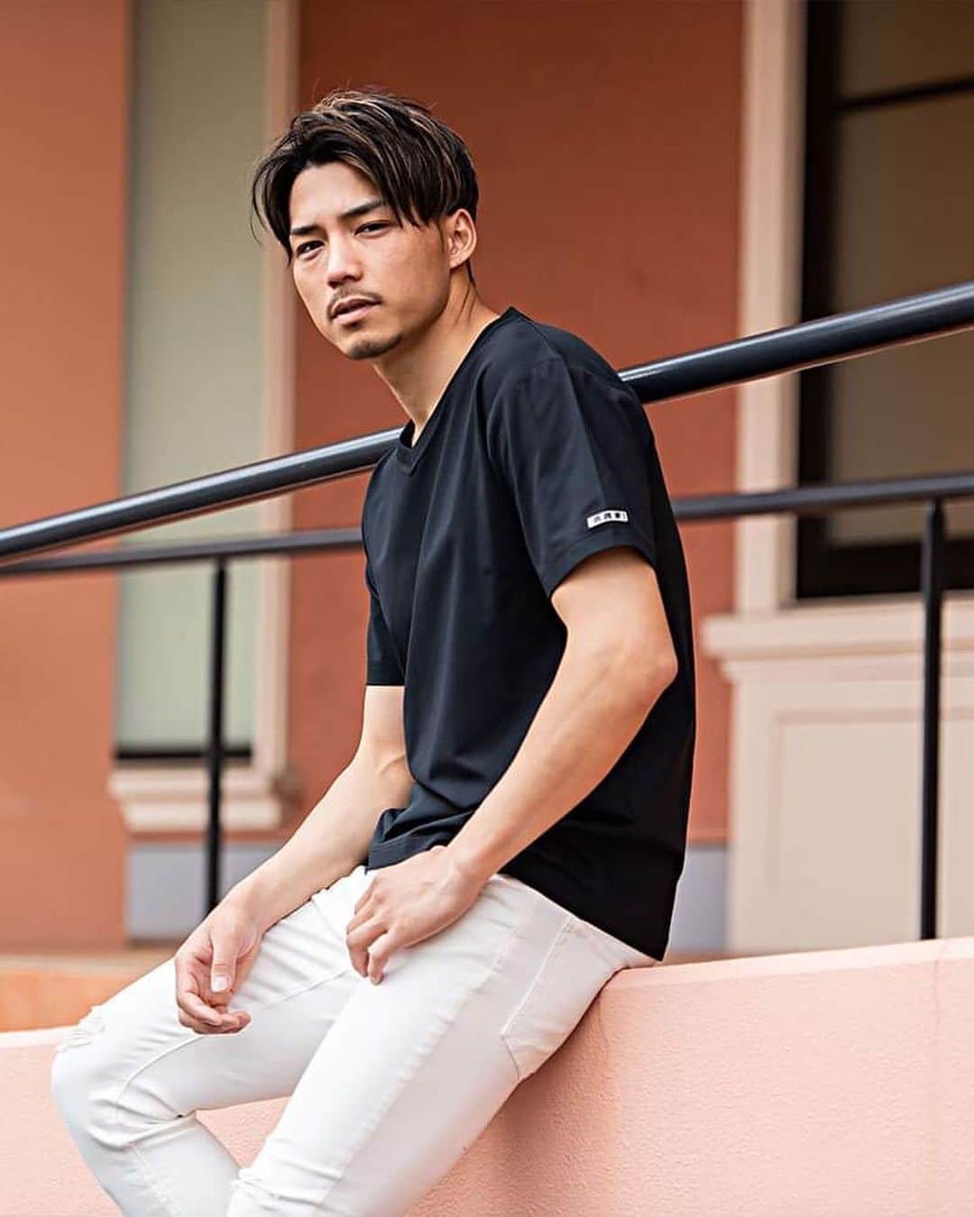BITTER STORE OFFICIAL Instagramのインスタグラム：「// @c.v.r.a_urbansports から吸水速乾に優れた高見え無地Tシャツが発売開始！//  今までに無い特長を備えたクルー&VネックTシャツ😘👏  ポリエステル素材でありながら、綿素材のような風合いを再現した一着はポリエステルの特長である吸水性、速乾性、耐久性はそのままにコットンのような優しい肌触りの生地感としっかりとした見え感を表現をしました🌟  また、やや光沢があるので高級感もあり、キレイめスタイルのインナーにも最適🙌  驚くほど良く伸びるストレッチ素材で着心地も抜群の仕上がりに💨  袖口にはブランドオリジナルのピスネームを施すなど細部にまで拘りました🔥  普段使いはもちろんのことトレーニングウェアやスポーツ、お出掛け、部屋着(ルームウエア)としてお勧めのアイテムです⚡  購入は写真をタップ！ 品番:cadn23-05  #bitter #bitterstore #mensfashion #mensstyle #メンズスタイル #メンズファッション #春コーデ #春スタイル #無地tシャツ #無地t #白tコーデ #黒t #ライダースコーデ #シングルライダース #大人コーデ #大人ファッション #イタリアンファッション #モテコーデ #デートコーデ」