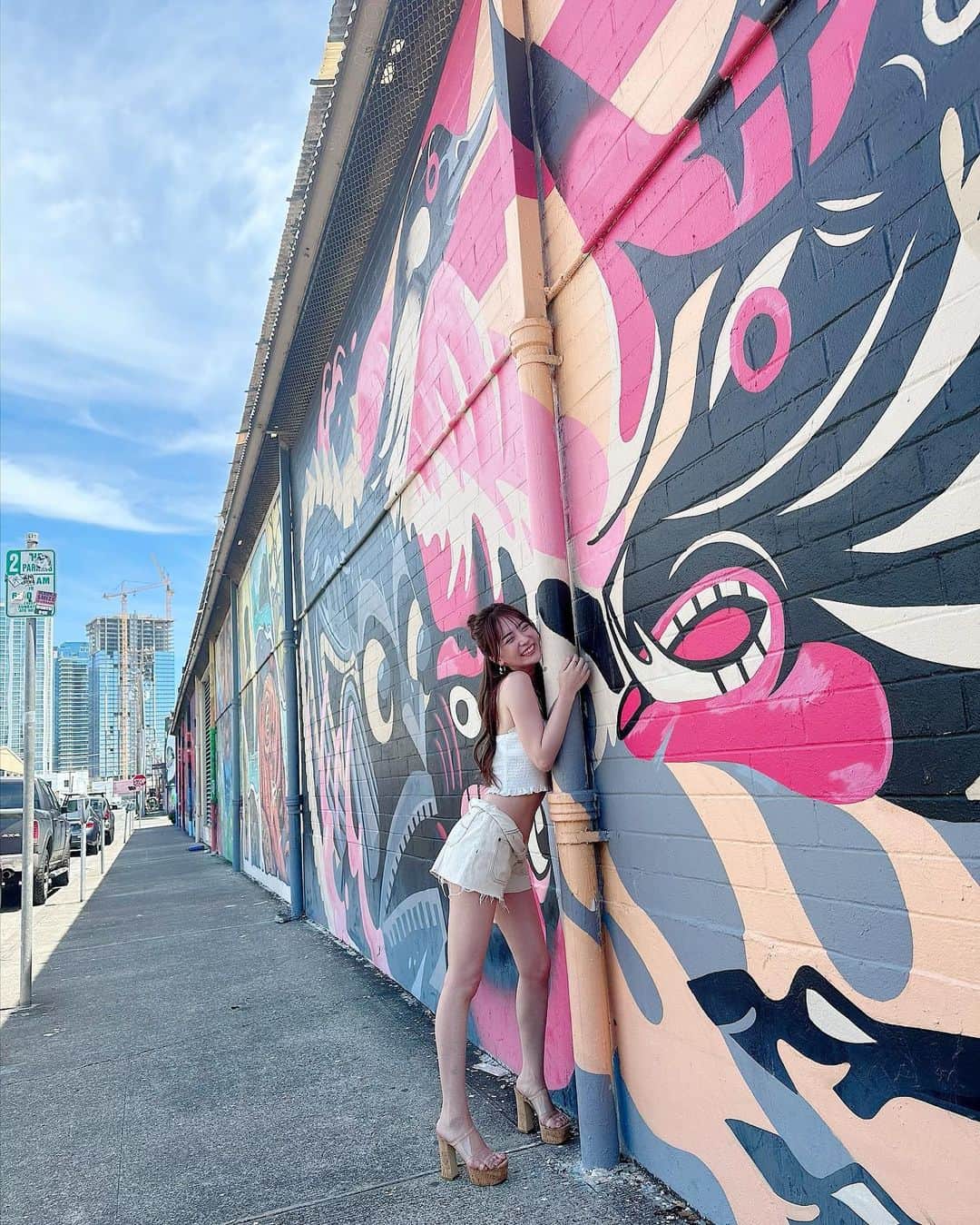 堀尾実咲のインスタグラム：「ウォールアート😎🎨  派手派手でテンションあがったー😍  #hawaii」